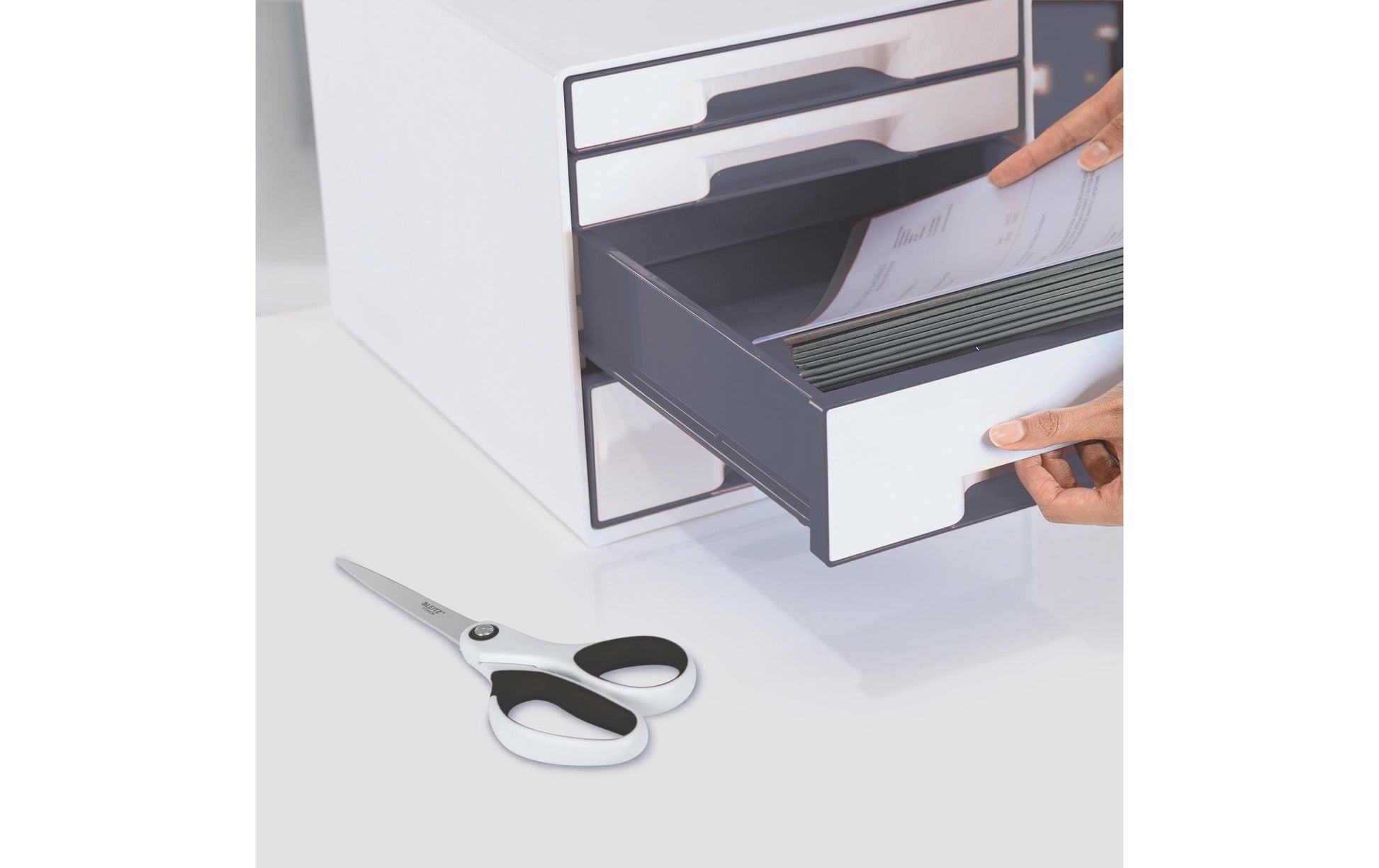 Leitz Universalschere WOW – titanbeschichtet, für Rechts- und Linkshänder, spitz, Softgrip, Kunststoff, weiss