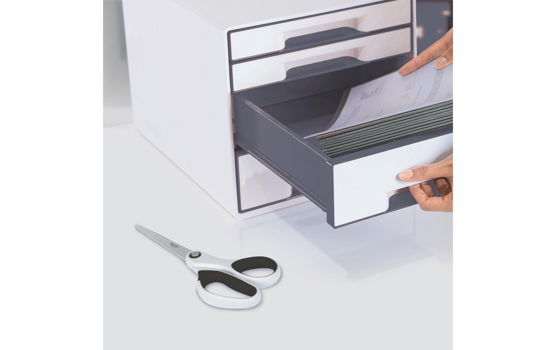 Leitz Universalschere WOW – titanbeschichtet, für Rechts- und Linkshänder, spitz, Softgrip, Kunststoff, weiss