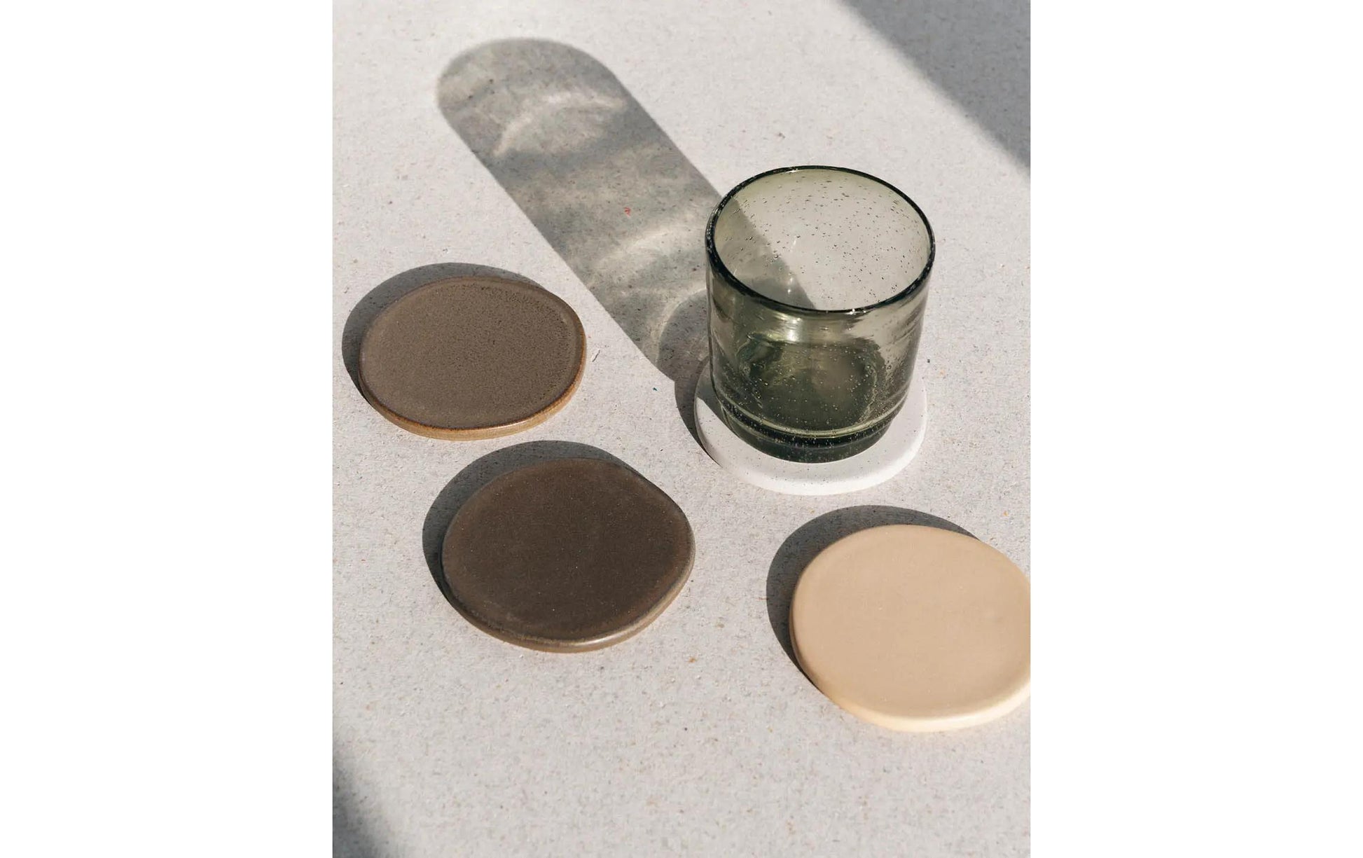 Esmée Keramikuntersetzer – 4er Set, Ø 9,5 cm, H 0,5 cm, Weiss/Braun, rutschfest, für Gläser