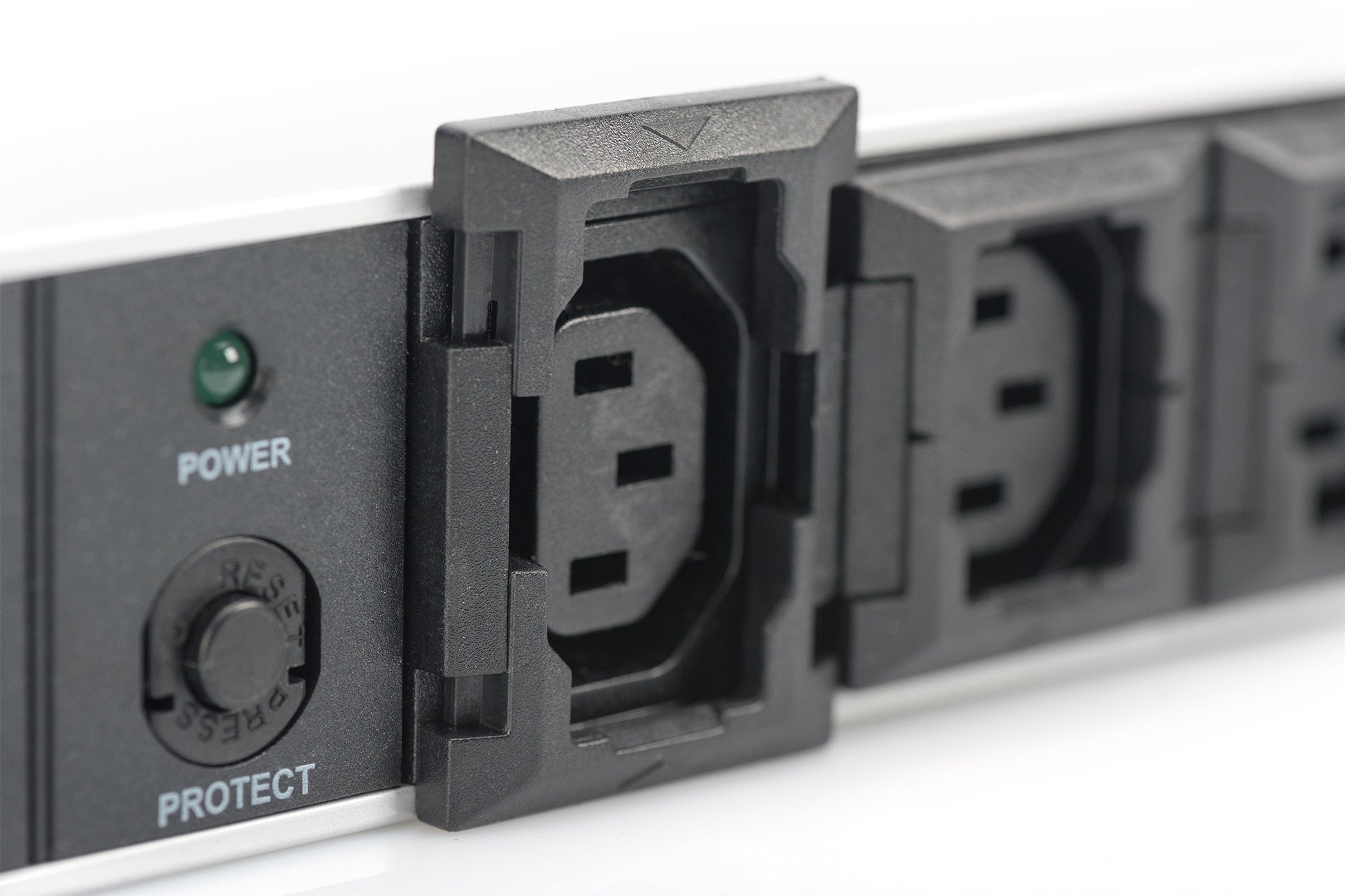 Digitus Steckdosenleiste – 10 × IEC C13, Schalter, 2 m, Stecker IEC C14, 10 A / 2500 W, Schwarz