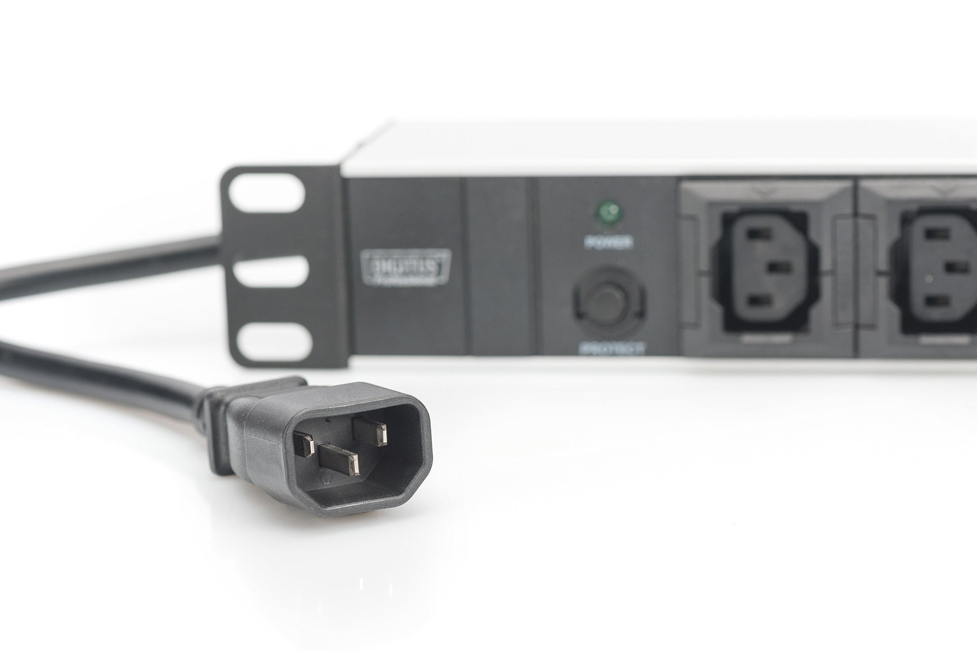 Digitus Steckdosenleiste – 10 × IEC C13, Schalter, 2 m, Stecker IEC C14, 10 A / 2500 W, Schwarz