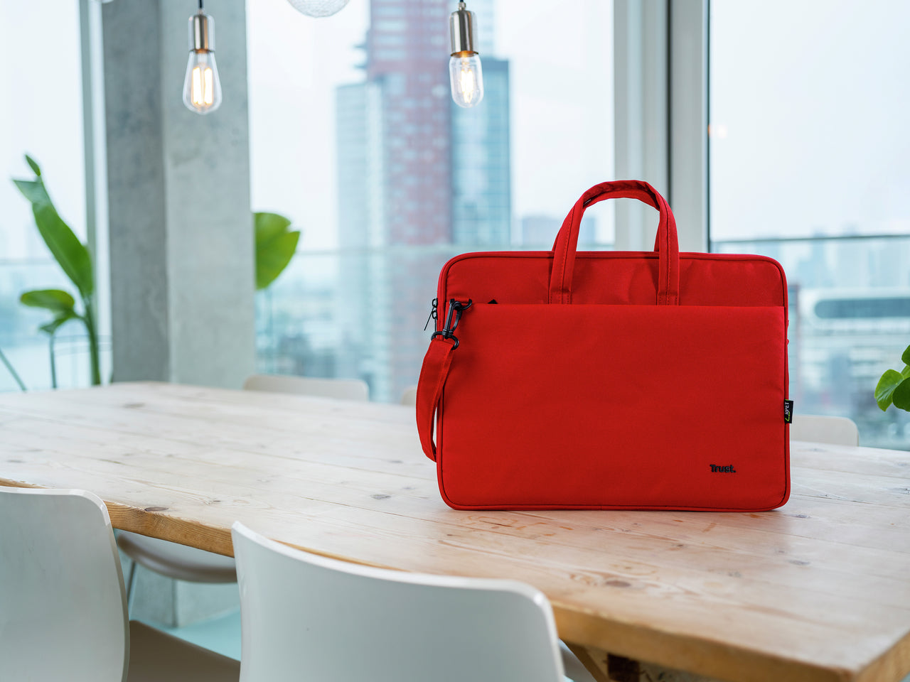 Trust Notebook-Tasche für Notebooks bis 16" – Aus recyceltem PET, Trolley-Band – Rot