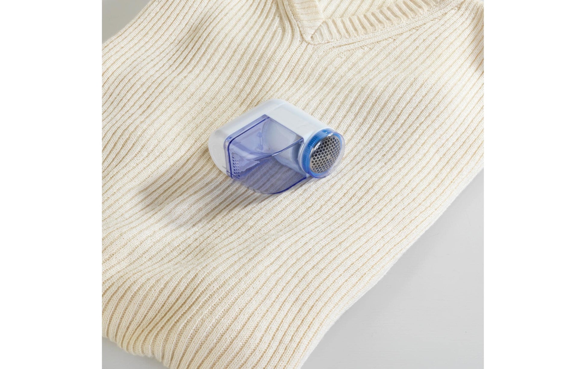 WENKO Mini Fusselrasierer – Kunststoff, Edelstahlmesser – Blau/Weiss – 7,5 × 4,0 × 7,5 cm