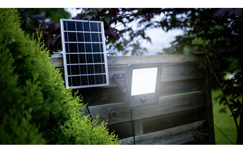 Steffen Aussenwandleuchte – 7 W – Kaltweiss, 4000 K – IP65 – Solarbetrieb – mit Bewegungsmelder – Schwarz