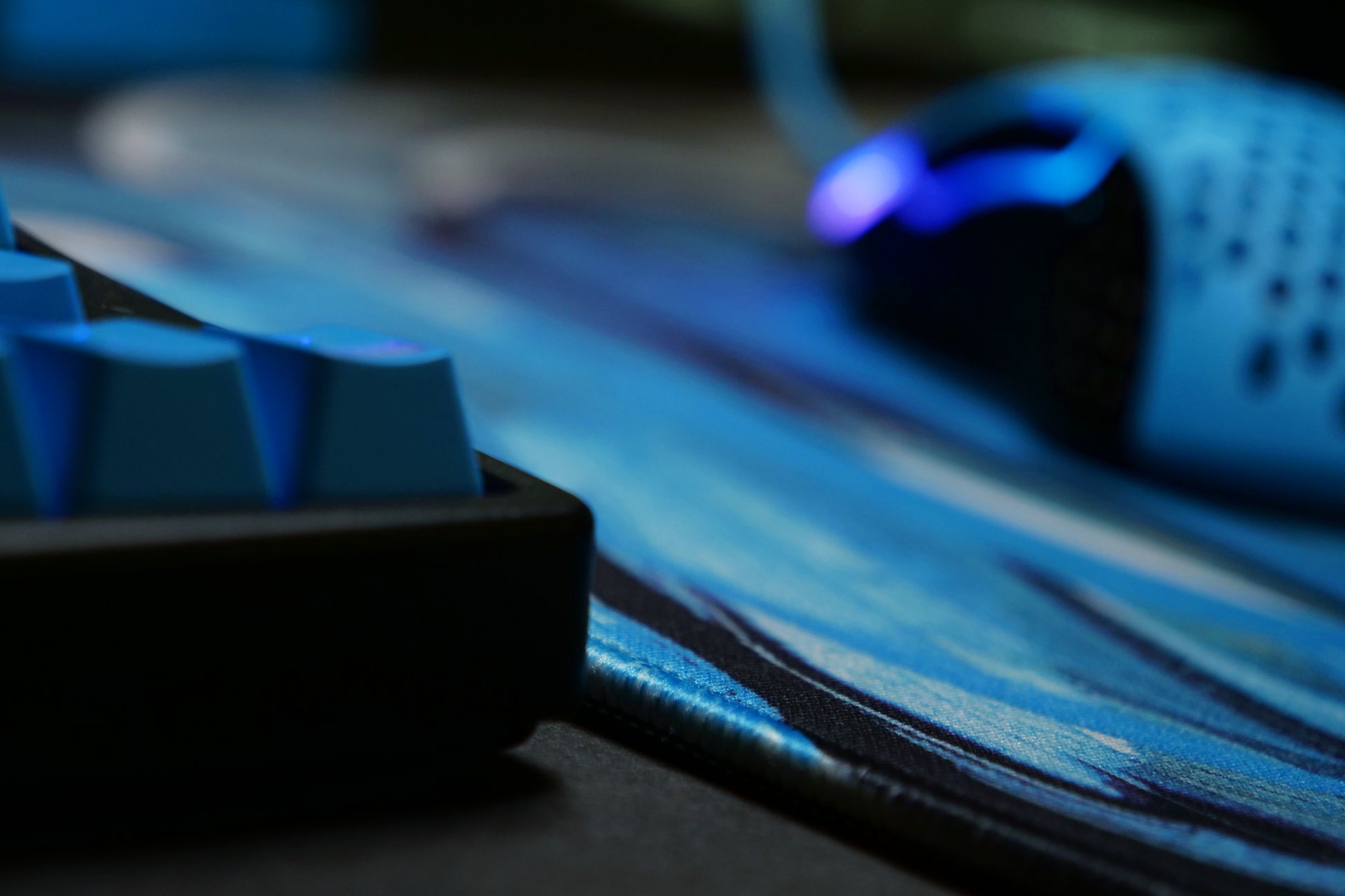 CHERRY XTRFY GP4 Street L – Gaming-Mauspad – Anti-Rutsch-Basis, Gestickte Kanten, Blau/Schwarz