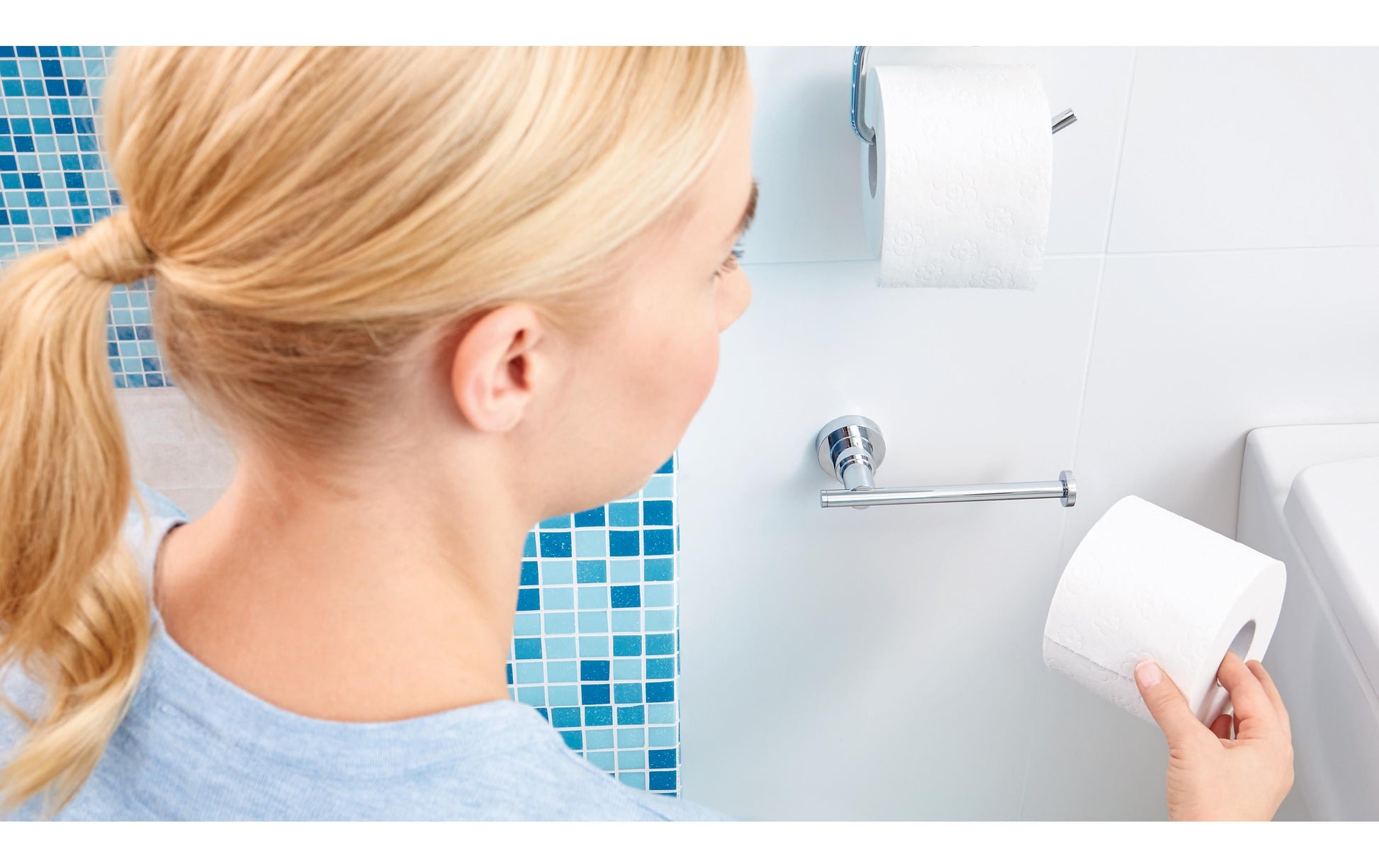 TESA Toilettenpapierhalter – Edelstahl, klebend, wandmontiert, für 1 Rolle, 17,5 × 7 × 5 cm