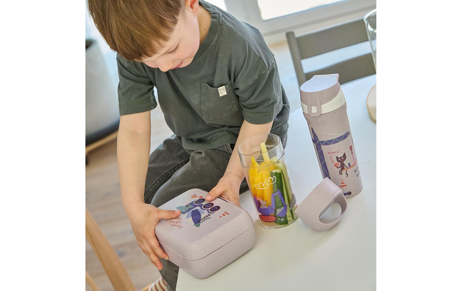 Koziol Candy L Trucks – Lunchbox 19,0 × 13,5 × 6,5 cm, Biokunststoff, mit Trennschale, mehrfarbig/grau