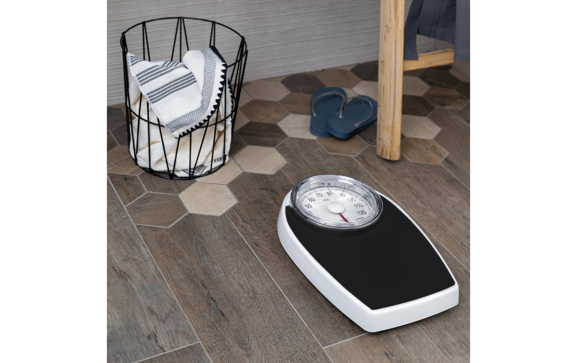 ADE Universalwaage Victoria – Tragkraft 136 kg, Teilung 500 g, Wiegefläche 28,5 × 43 cm, Metall, Schwarz