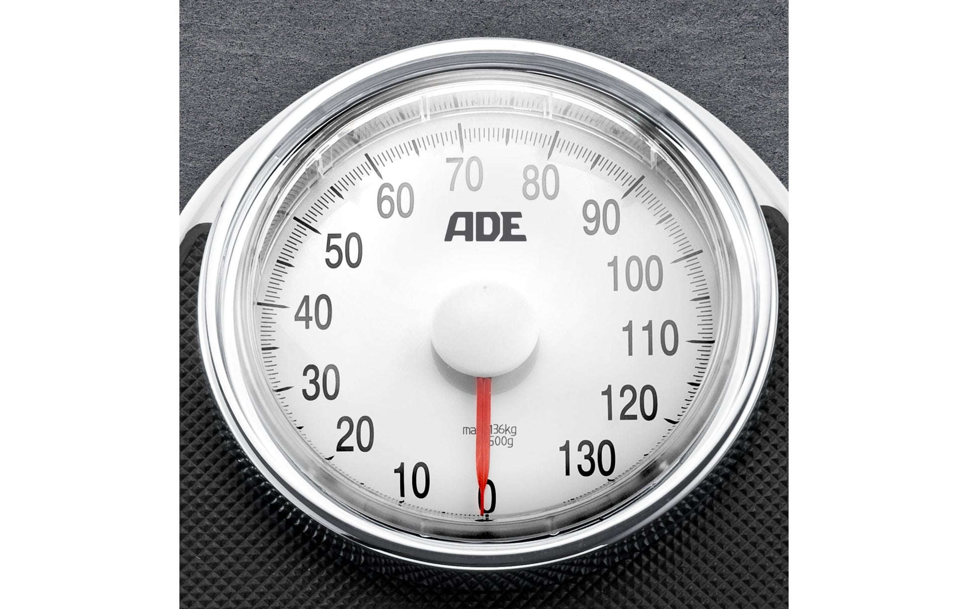 ADE Universalwaage Victoria – Tragkraft 136 kg, Teilung 500 g, Wiegefläche 28,5 × 43 cm, Metall, Schwarz