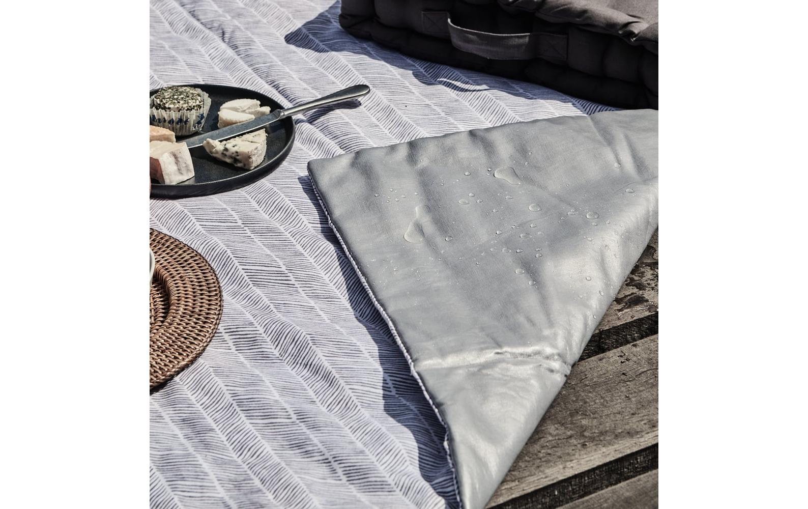 URBANARA Mallur Wohndecke – Baumwolle, Polyester, Taubenblau, Naturweiss – 130 × 190 cm