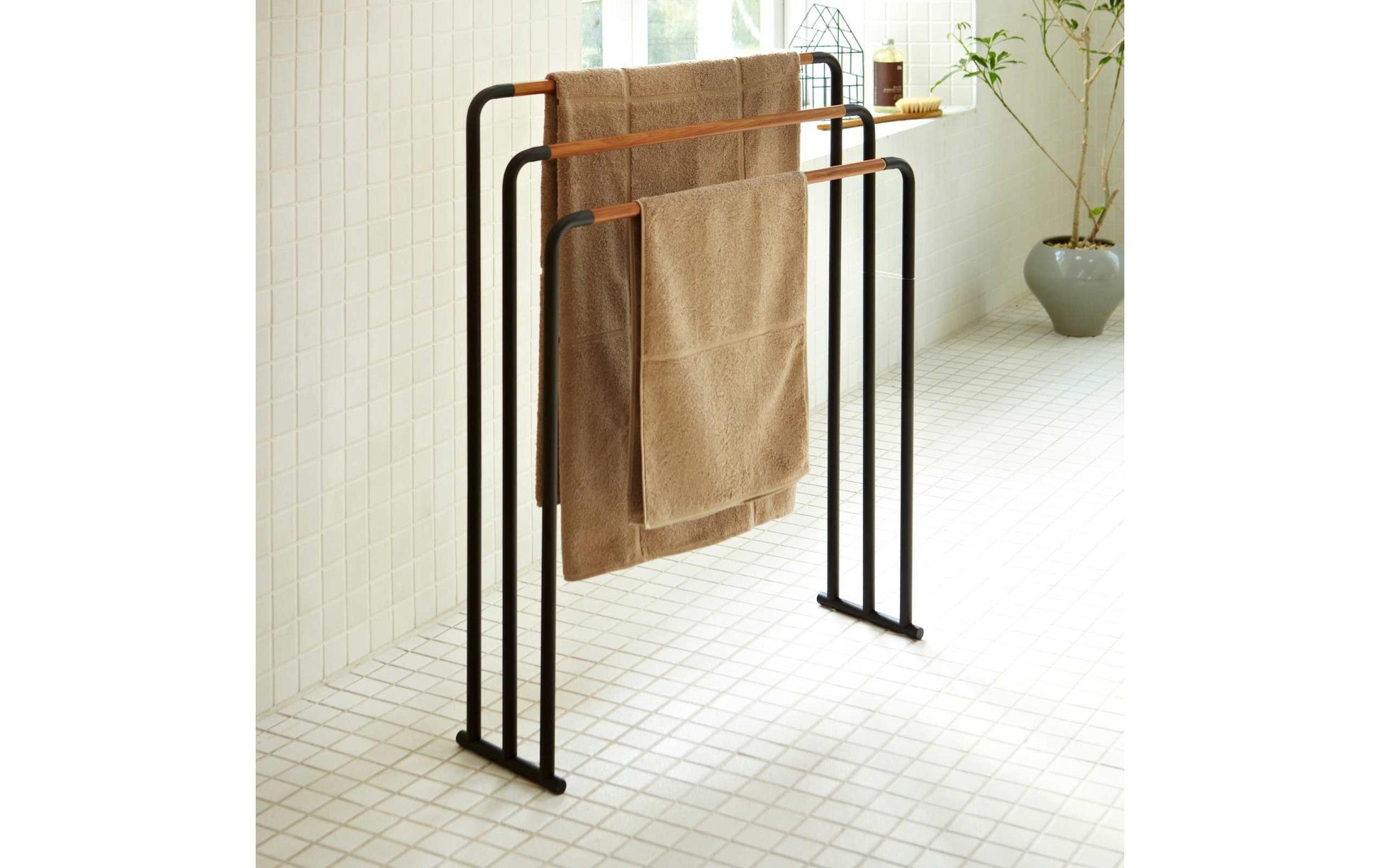 Yamazaki Handtuchständer – 70×19×83 cm, Stahl/MDF, Schwarz
