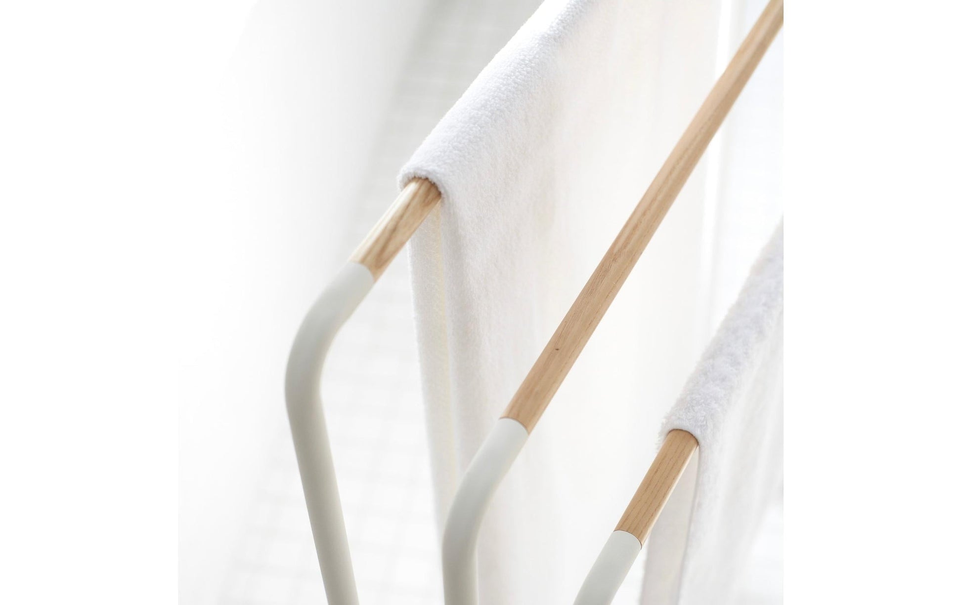 Yamazaki Handtuchständer – 70×19×83 cm, Stahl/Holz, 1 kg, freistehend, Weiss