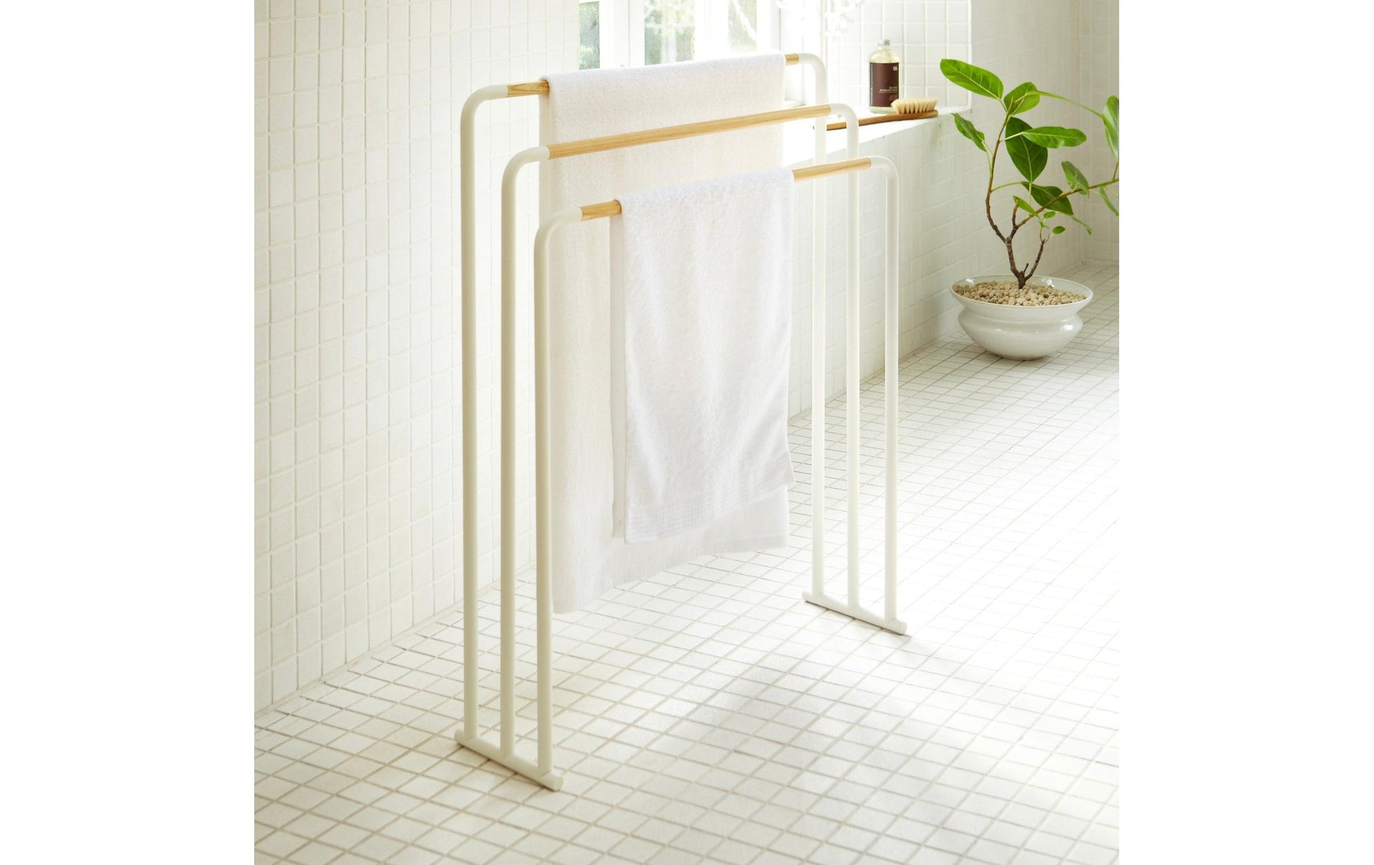 Yamazaki Handtuchständer – 70×19×83 cm, Stahl/Holz, 1 kg, freistehend, Weiss