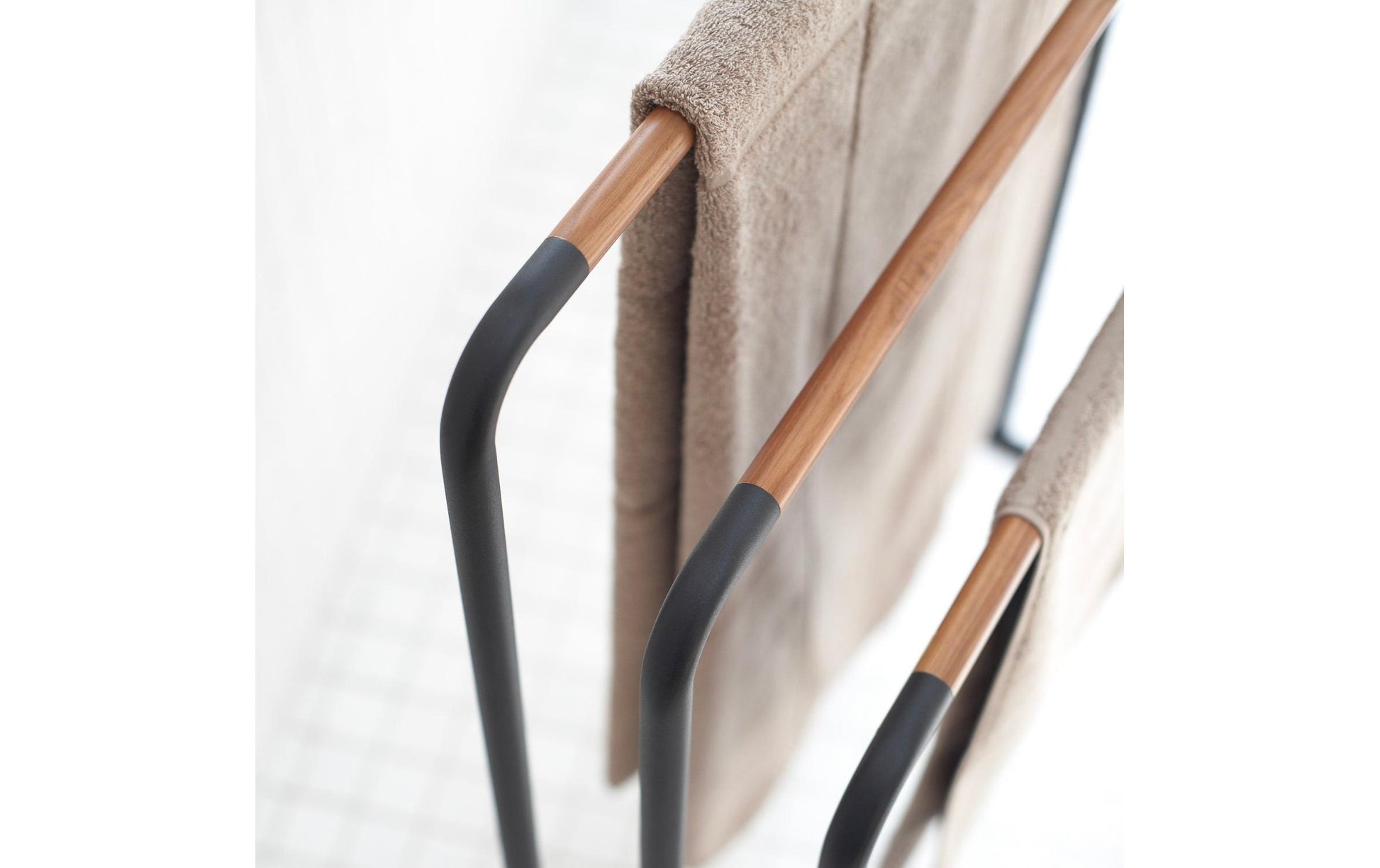 Yamazaki Handtuchständer – 70×19×83 cm, Stahl/MDF, Schwarz
