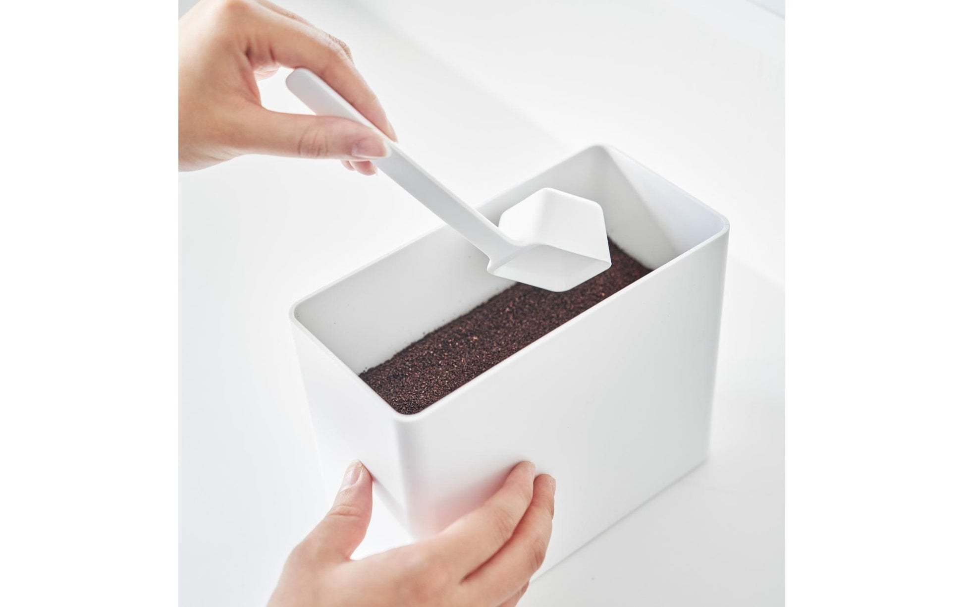 Yamazaki Vorratsdose 1,6 l, 18,4 × 9,2 × 15,4 cm, Polypropylen (PP)/Silikon, Weiss