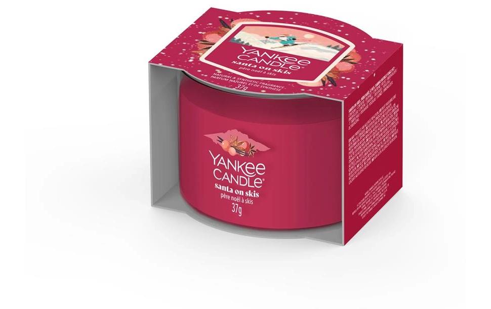 Yankee Candle Santa auf Skiern Blaubeere – Duftkerze, Votivkerze im Glas, 7–10 h