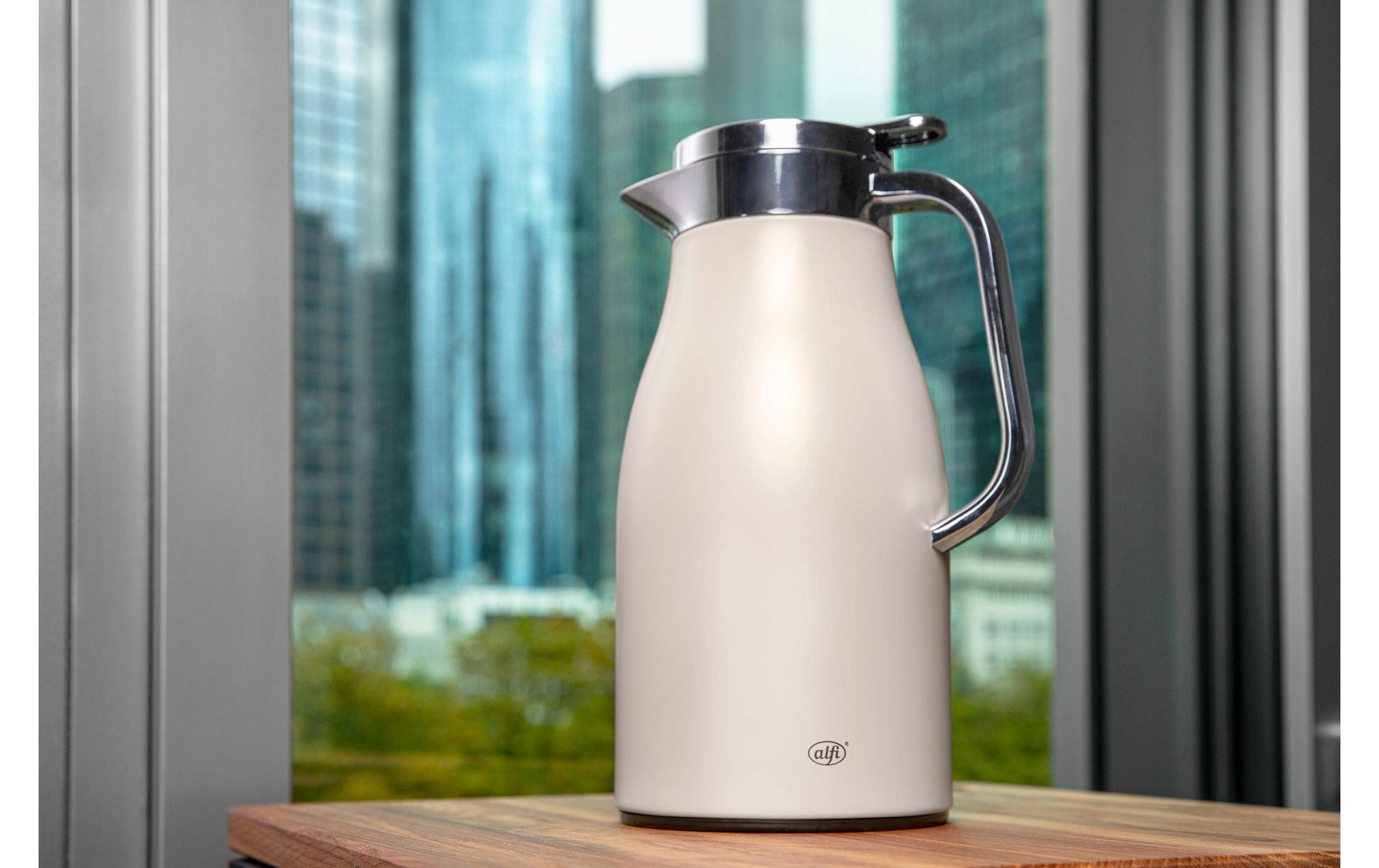 Alfi Thermoskanne Skyline – 1 l, Edelstahl, Weiss, vakuum-isoliert, Warmhaltezeit 12 h, mit Deckel