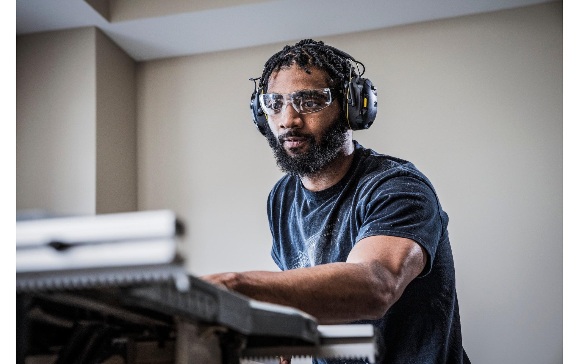 3M WorkTunes Connect Kapselgehörschutz – Bluetooth, mit Mikrofon, 31 dB, Kopfbügel, Schwarz