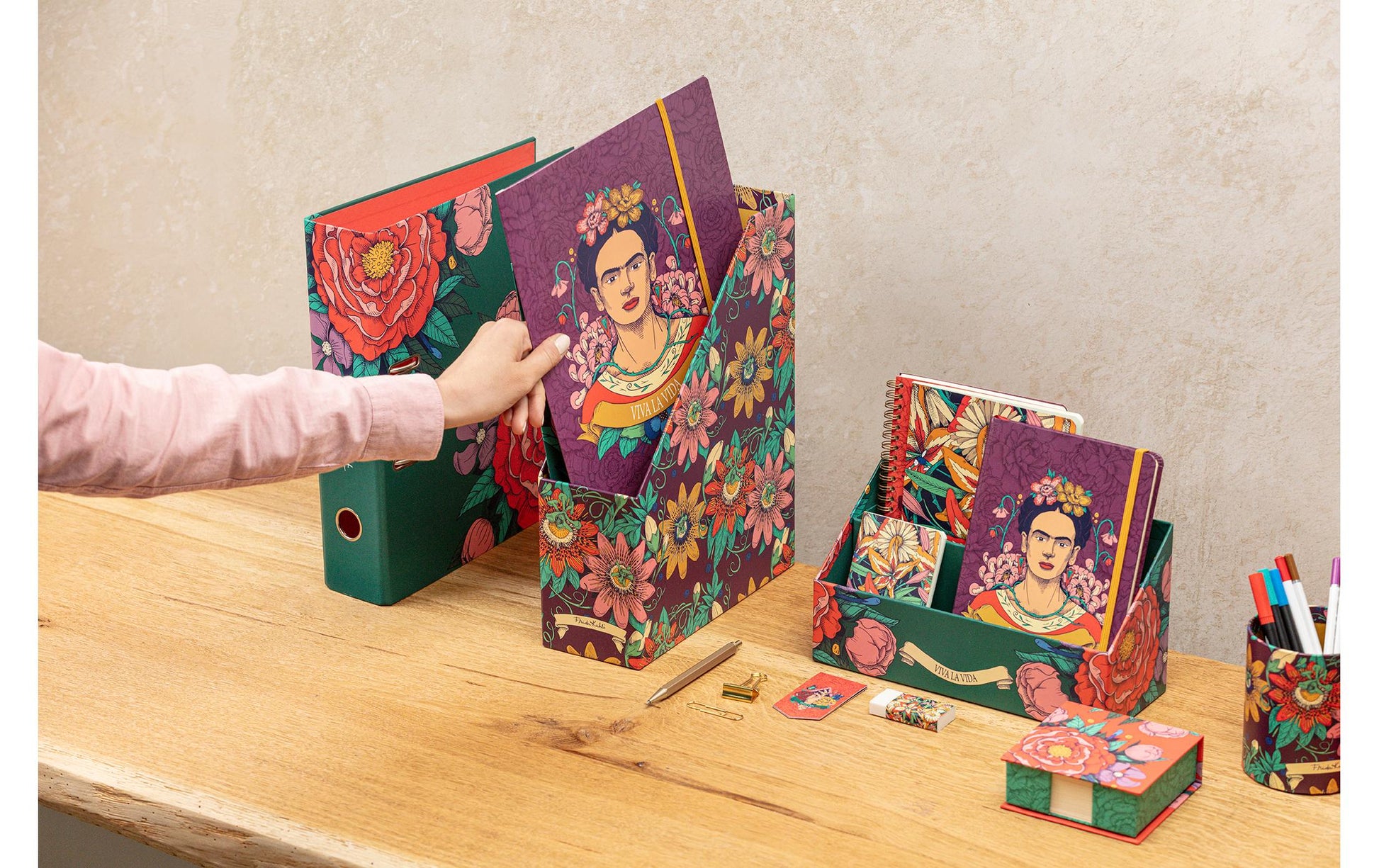 Clairefontaine Frida Kahlo Stehsammler – für A4, B 250 × H 325 × T 100 mm, mehrfarbig, 1 Stück