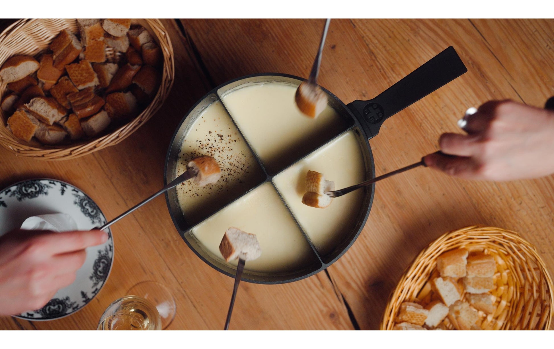 4Fondue Caquelon – Ø 25 cm, Gusseisen, für Käsefondue, Gas, Schwarz