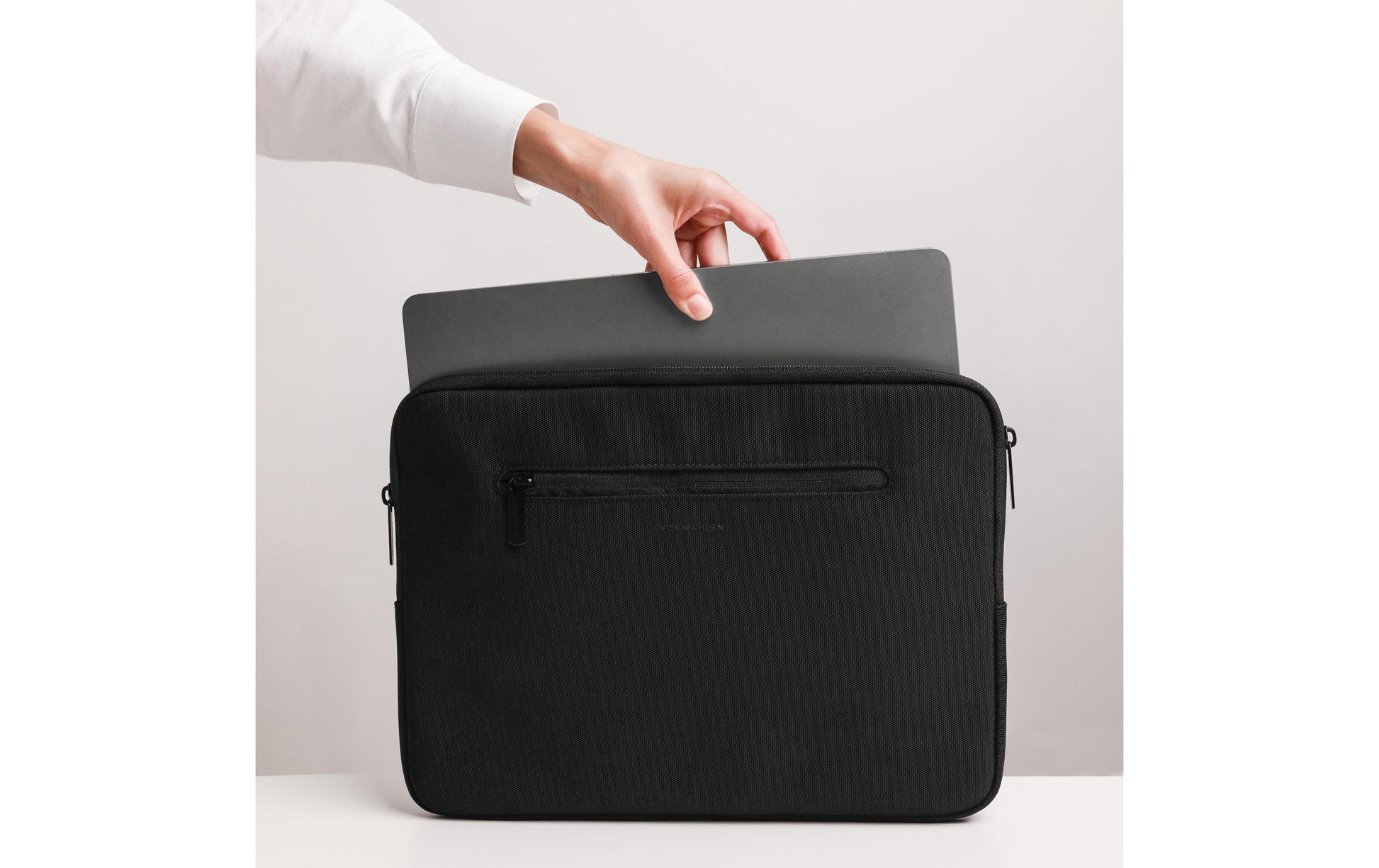 Vonmählen Soft Sleeve Notebook-Schutzhülle für MacBook 14" – Schwarz