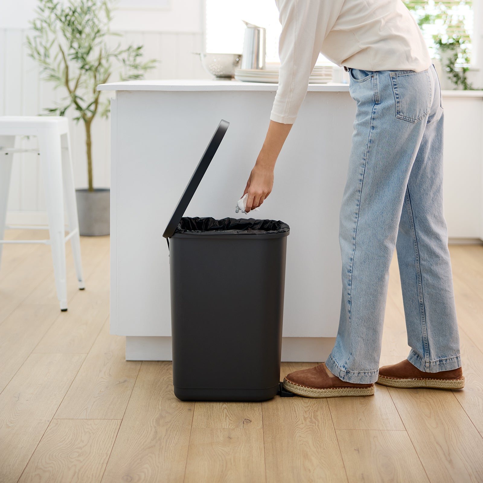 Rotho Treteimer ORBE – 35 l – Recycling-Kunststoff, rechteckig – schwarz – Anti-Rutsch