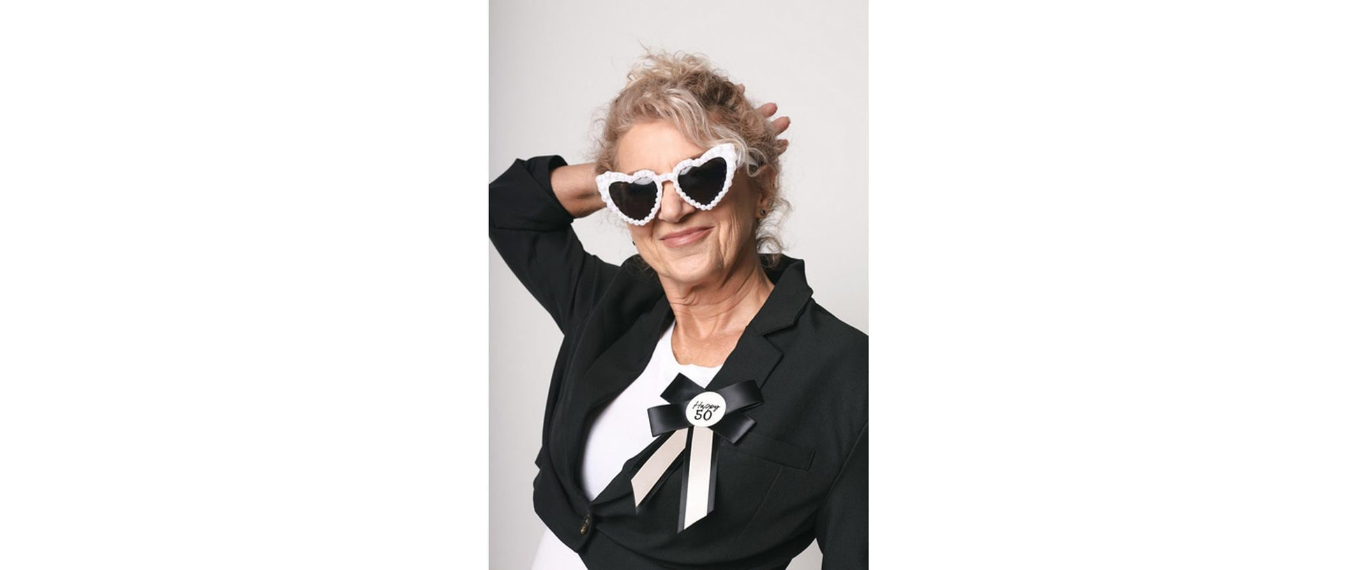 PartyDeco Disco-Brille Herzförmig mit Perlen – Schwarz, Weiss – 13,5 × 5 cm