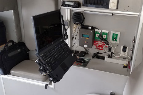 Gamber-Johnson Laptop-Ständer – bis 15,7", verstellbar – Schwarz/Grau
