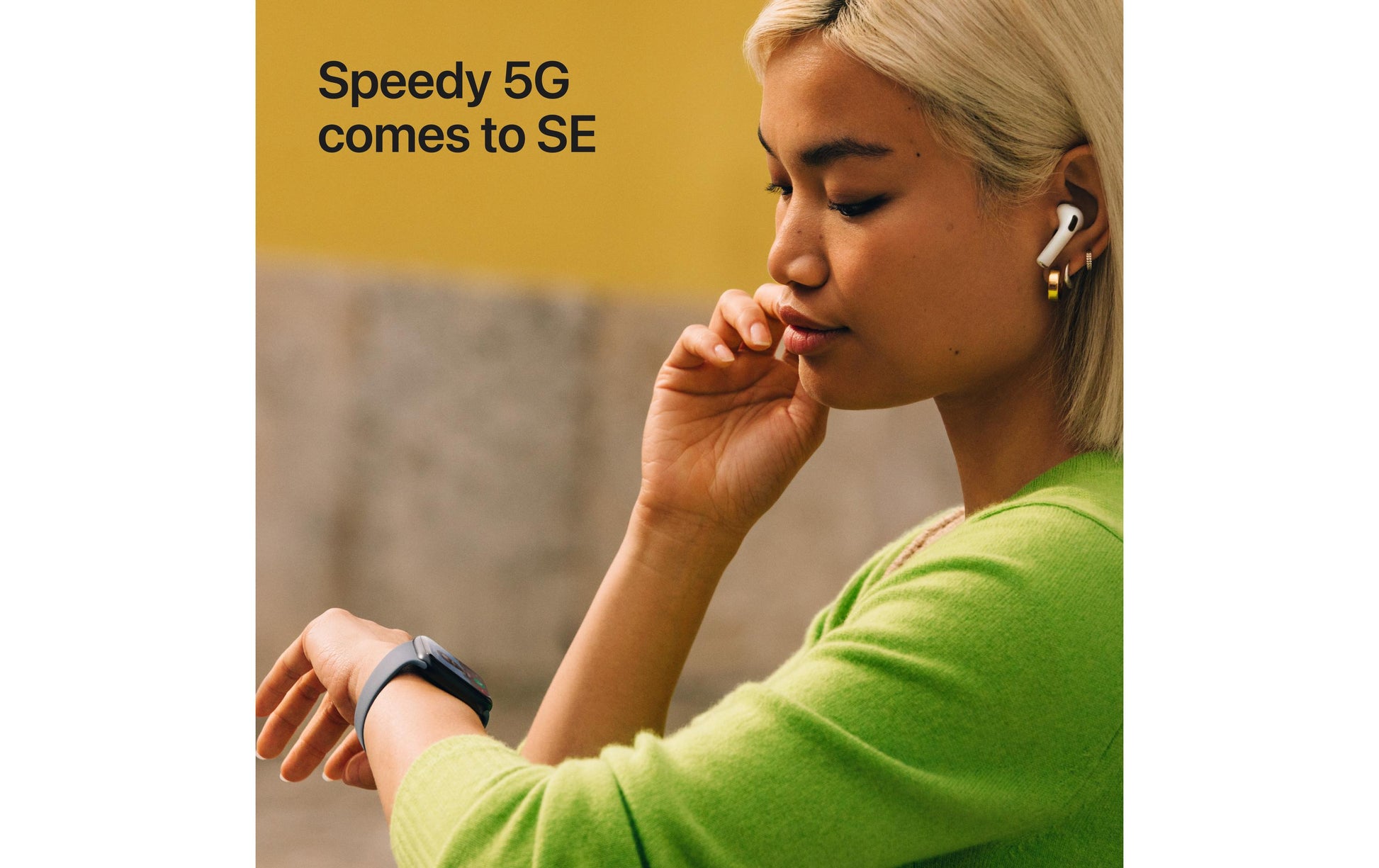 Apple Watch SE (2025) – Smartwatch – 44 mm, LTE, OLED, Ion-X Glas, 50 m, Starlight, M/L, Sportarmband