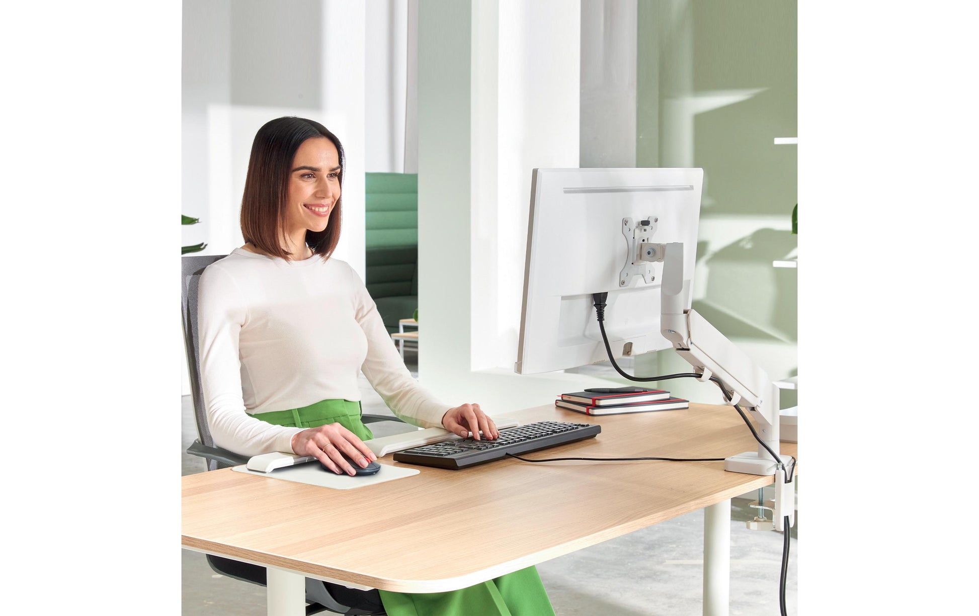 Leitz Ergo 64890085 – Monitorarm, Tischklemme/Tischdurchführung, bis 32", VESA 75 × 75/100 × 100 mm, 9 kg