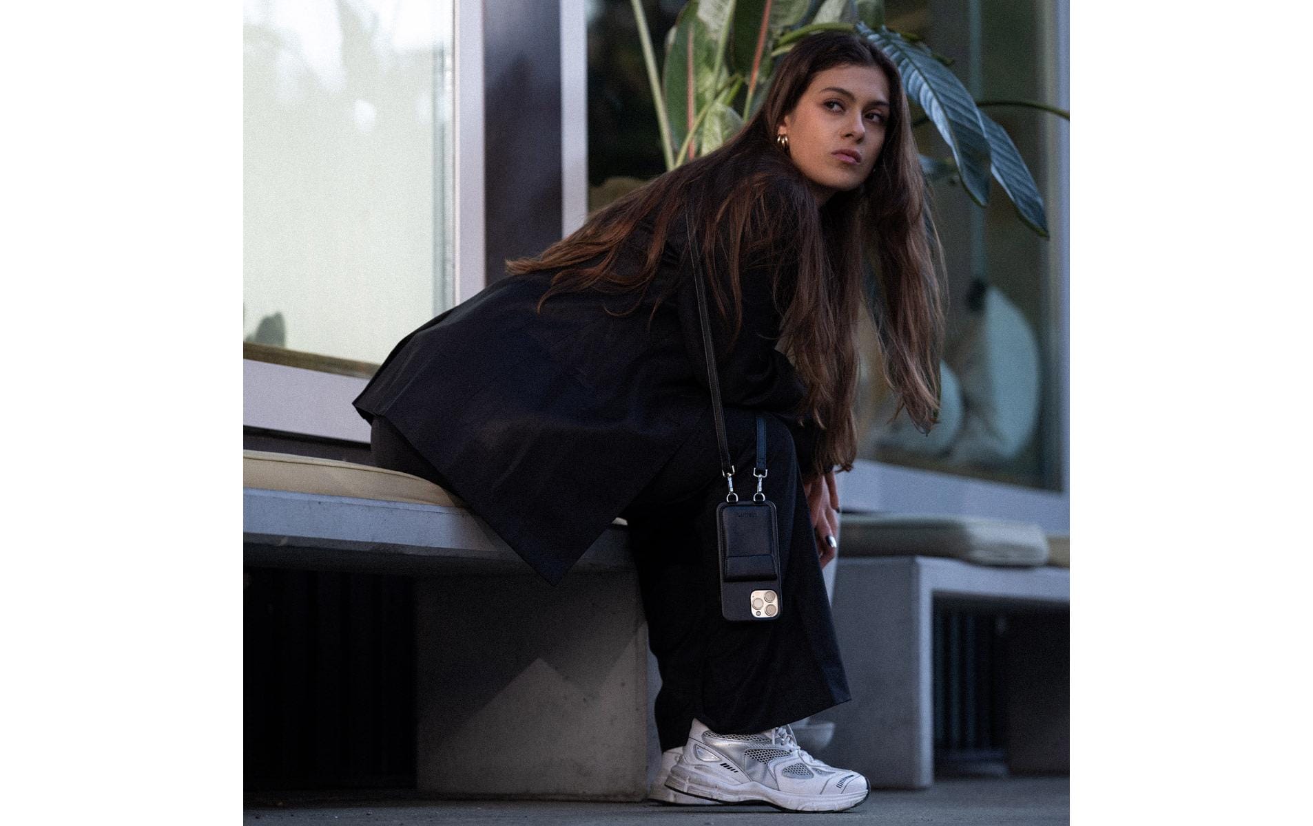 Urbany's Necklace-Hülle – für Apple iPhone 17 – Night Owl, schwarz – Kunstleder – mit Kartenfach