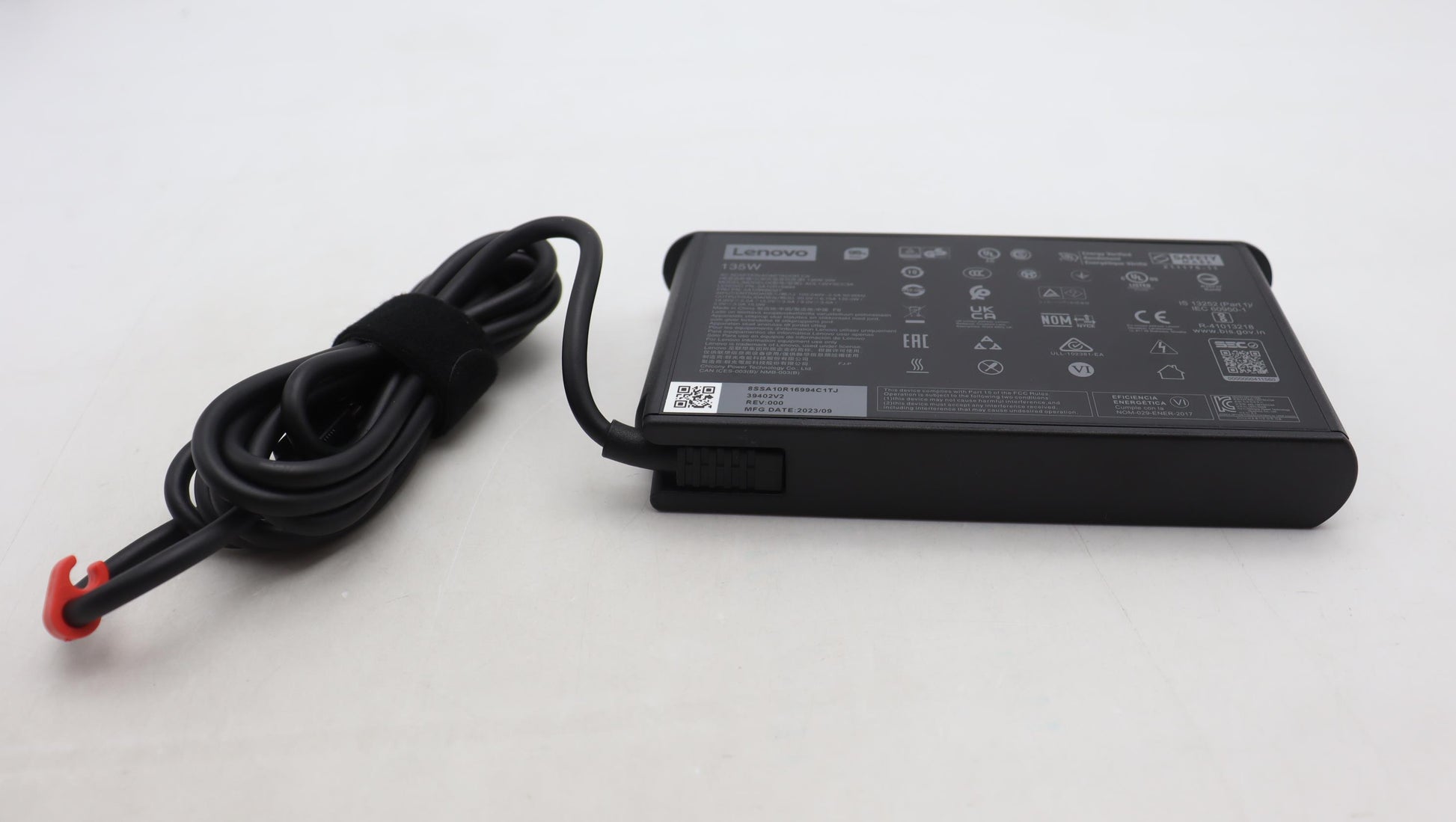 Lenovo Netzteil – 135 W, 5–20 V – für Lenovo-Geräte – Schwarz
