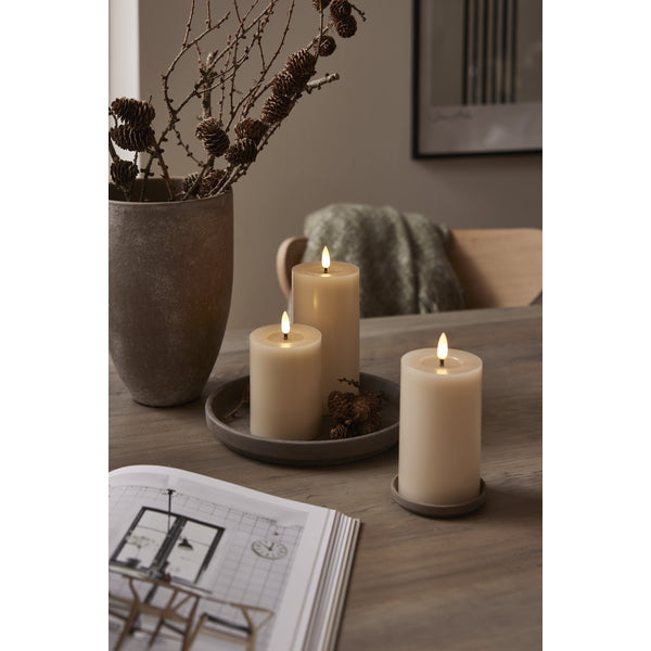 Star Trading LED-Säulenkerze – Ø 7,5 × 12,5 cm – Batteriebetrieb, Timer 6 Std. Ein/18 Std. Aus, Beige