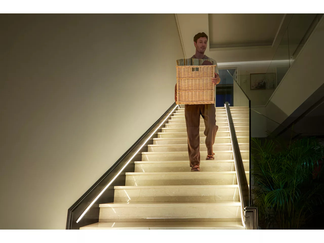 Philips Hue LED-Stripe OmniGlow Gradient – 10 m, 4500 lm, RGB, 2000–6500 K, dimmbar, ZigBee/BT