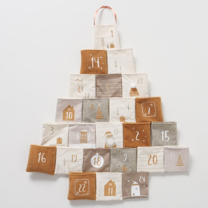 Boltze Adventskalender – weihnachtsbaumförmig – 24-teilig – Polyester, mehrfarbig – 67 × 73,5 × 2,5 cm