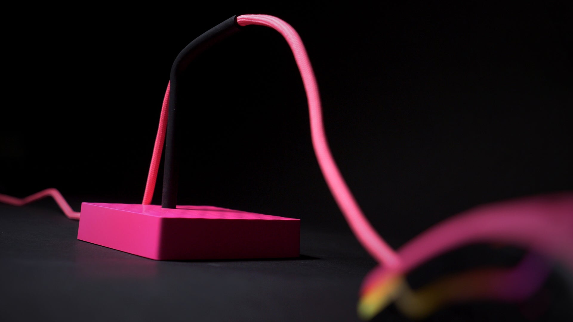 CHERRY XTRFY Kabelhalter – höhenverstellbar, Metall/Gummi/Silikon, Pink, 80 × 130 × 80 mm, 1 Stück