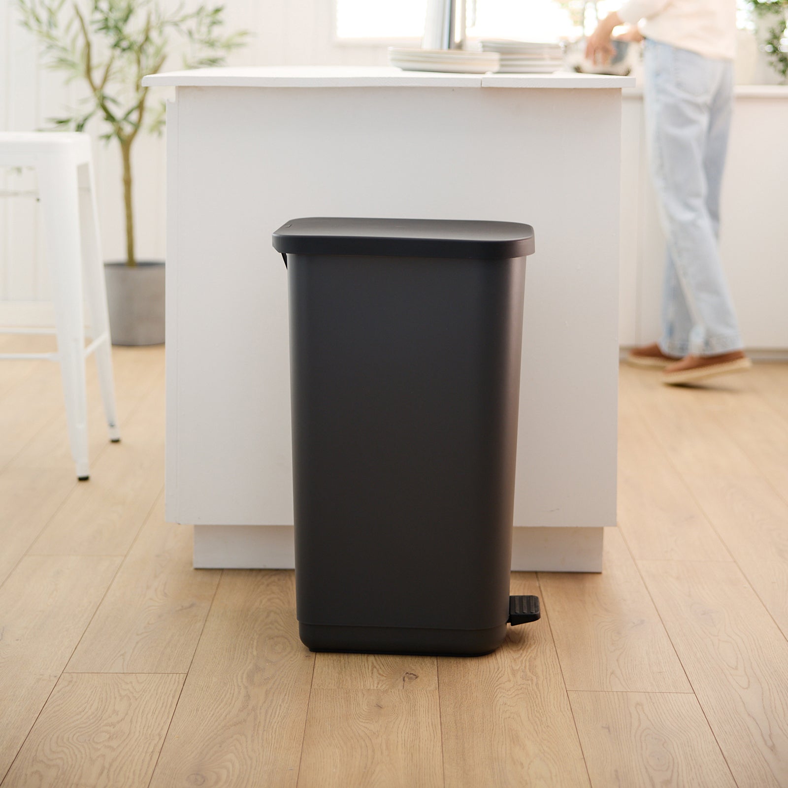 Rotho Treteimer ORBE – 55 l – Recycling-Kunststoff, rechteckig – schwarz – Anti-Rutsch-Basis