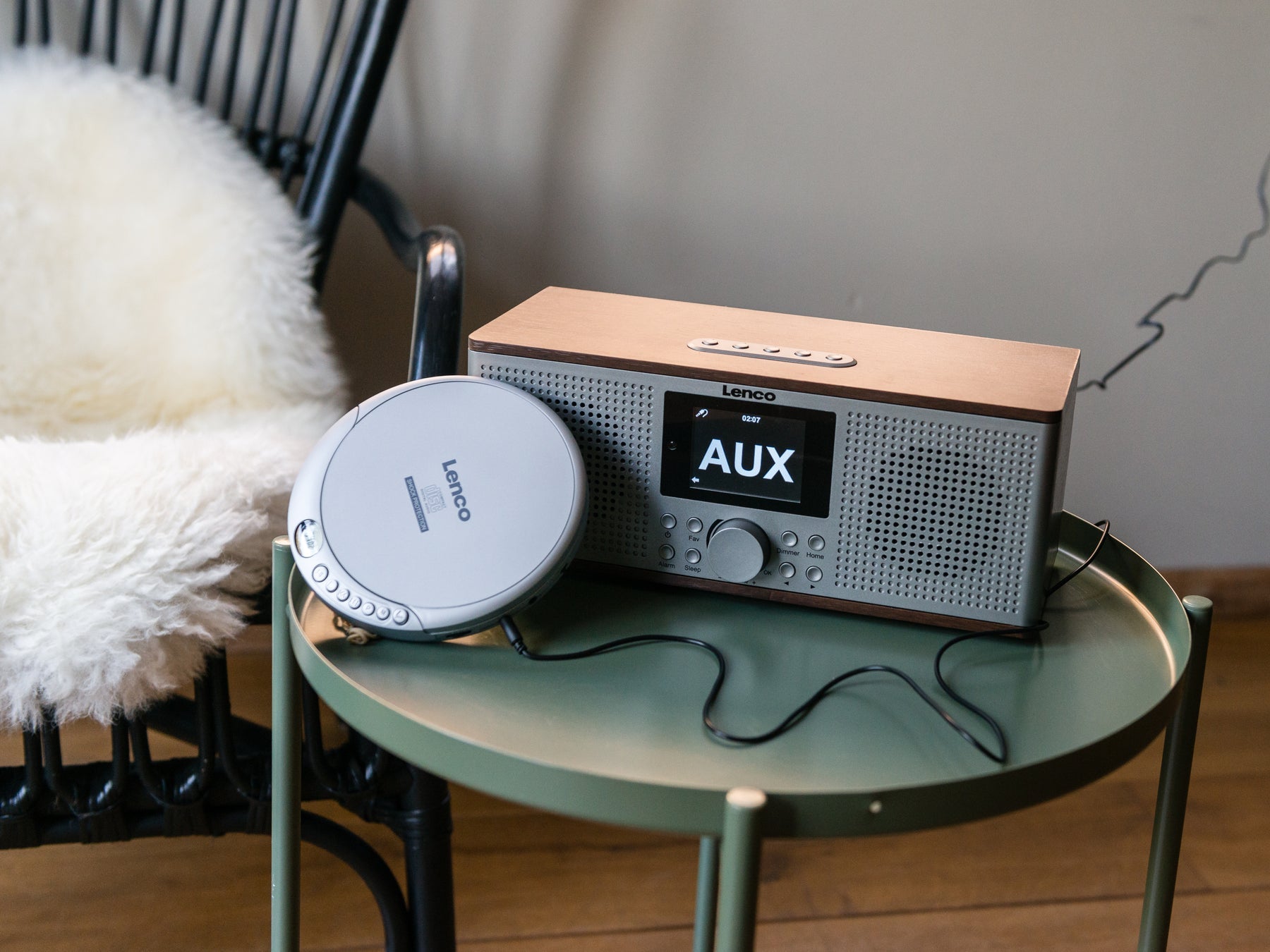 Lenco CD-201 – CD-Player – Portabel – MP3-Wiedergabe, Akkubetrieb – Silber
