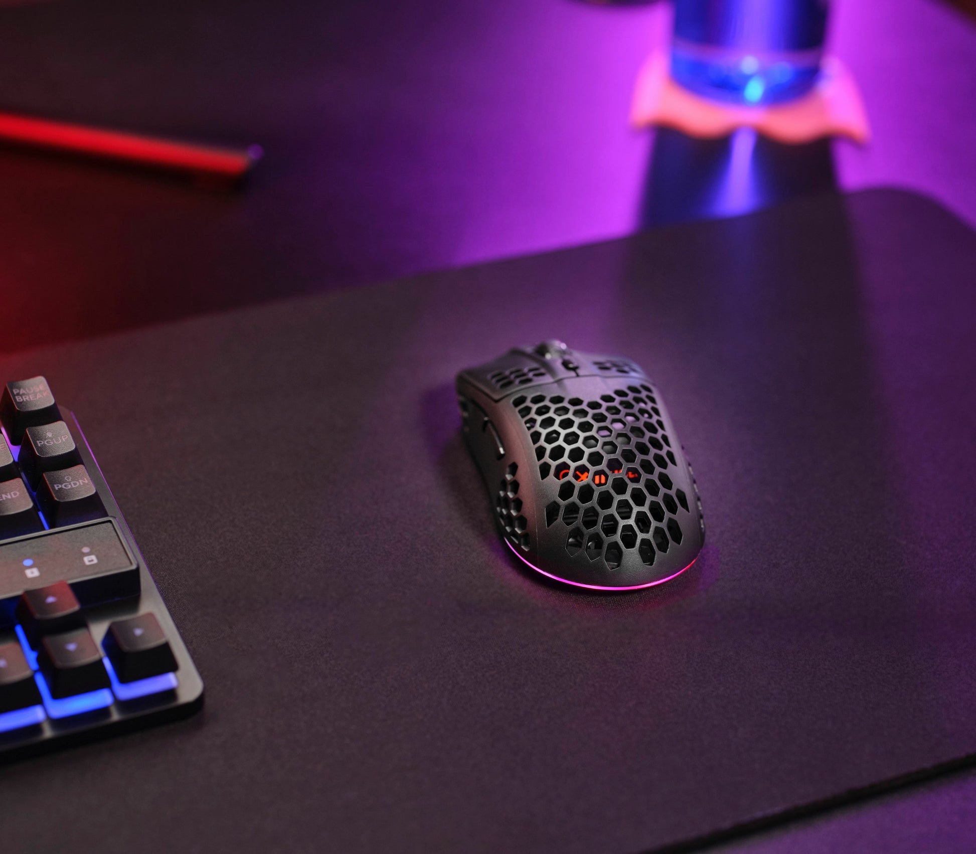 Trust GXT929 Helox – Gaming-Maus – Kabellos (2,4 GHz), 4800 DPI, RGB-Beleuchtung, rechts