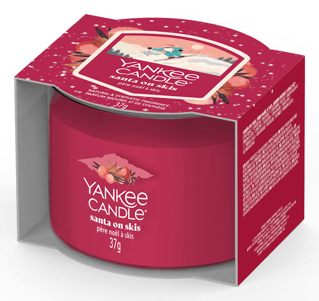 Yankee Candle Santa auf Skiern Blaubeere – Duftkerze, Votivkerze im Glas, 7–10 h