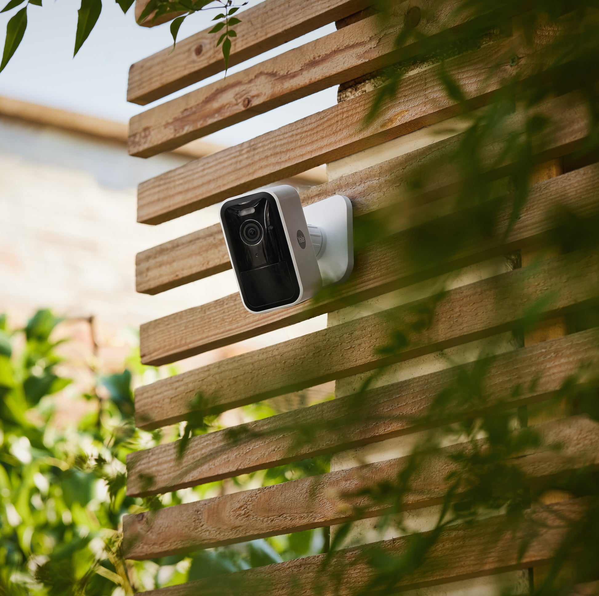 Yale SV-OC-1A-W IP-Sicherheitskamera – 1080p, 2,1 MP, Nachtsicht 6 m, Grau
