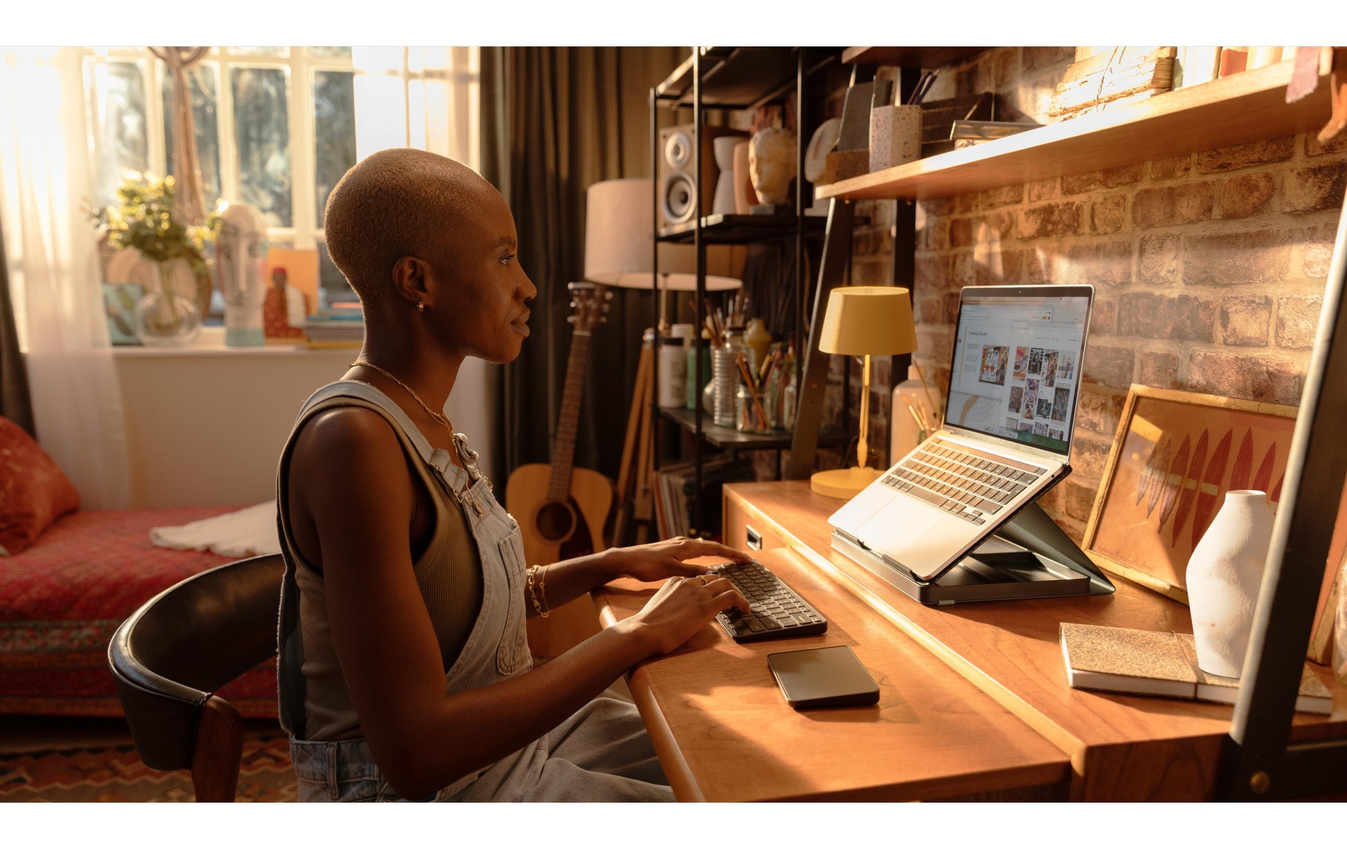 Logitech Pop-Up Desk Laptop-Ständer für Notebooks bis 17", Bluetooth, 7,5 kg Traglast – Grau
