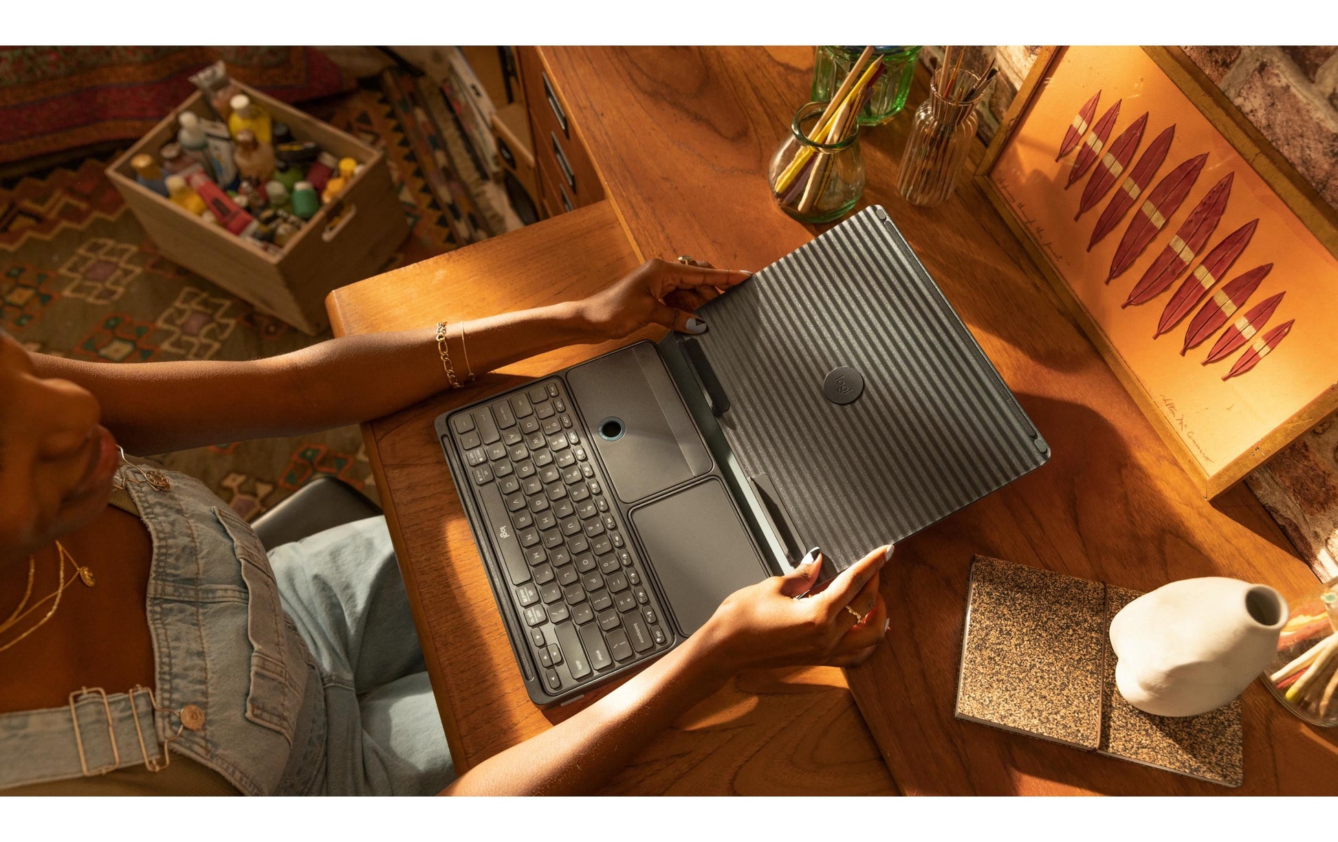 Logitech Pop-Up Desk Laptop-Ständer für Notebooks bis 17", Bluetooth, 7,5 kg Traglast – Grau