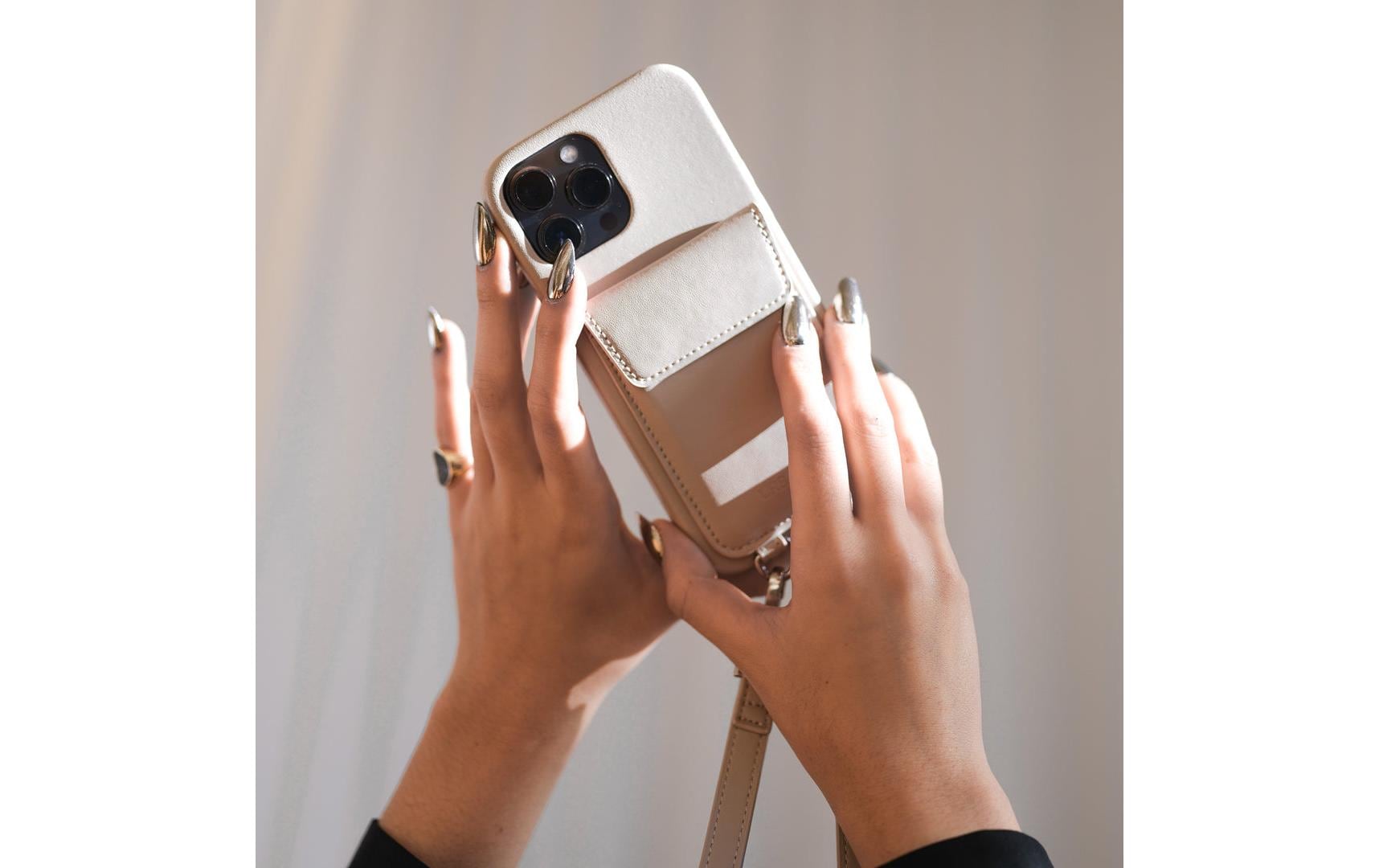 Urbany's Necklace-Hülle Beach Beauty – für Apple iPhone 17 – beige – mit Kartenfach