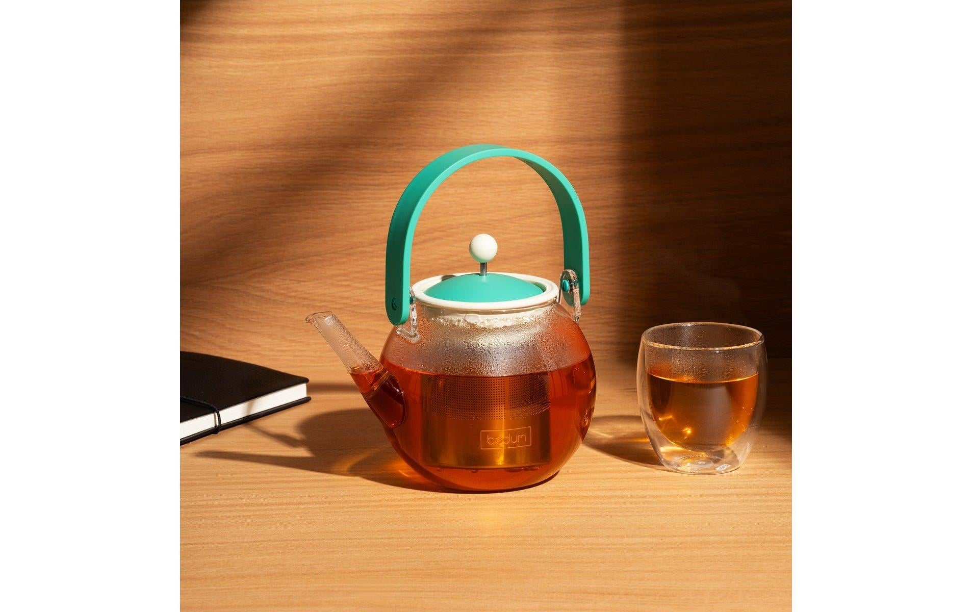 Bodum Teekanne Assam – 1 l, 20,2 × 22,0 × 22,0 cm, Borosilikatglas/Bambus, Grün/Transparent, Edelstahlfilter