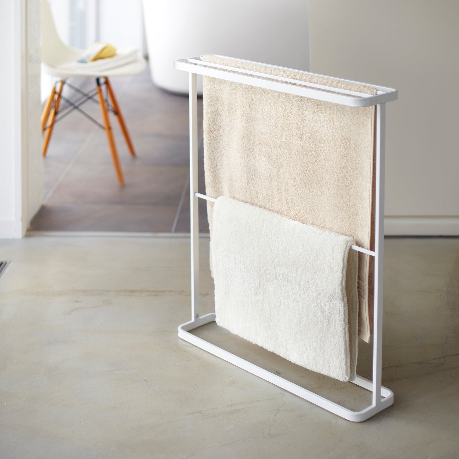Yamazaki Handtuchständer TOWER – 65×15×75 cm, Holz, Weiss