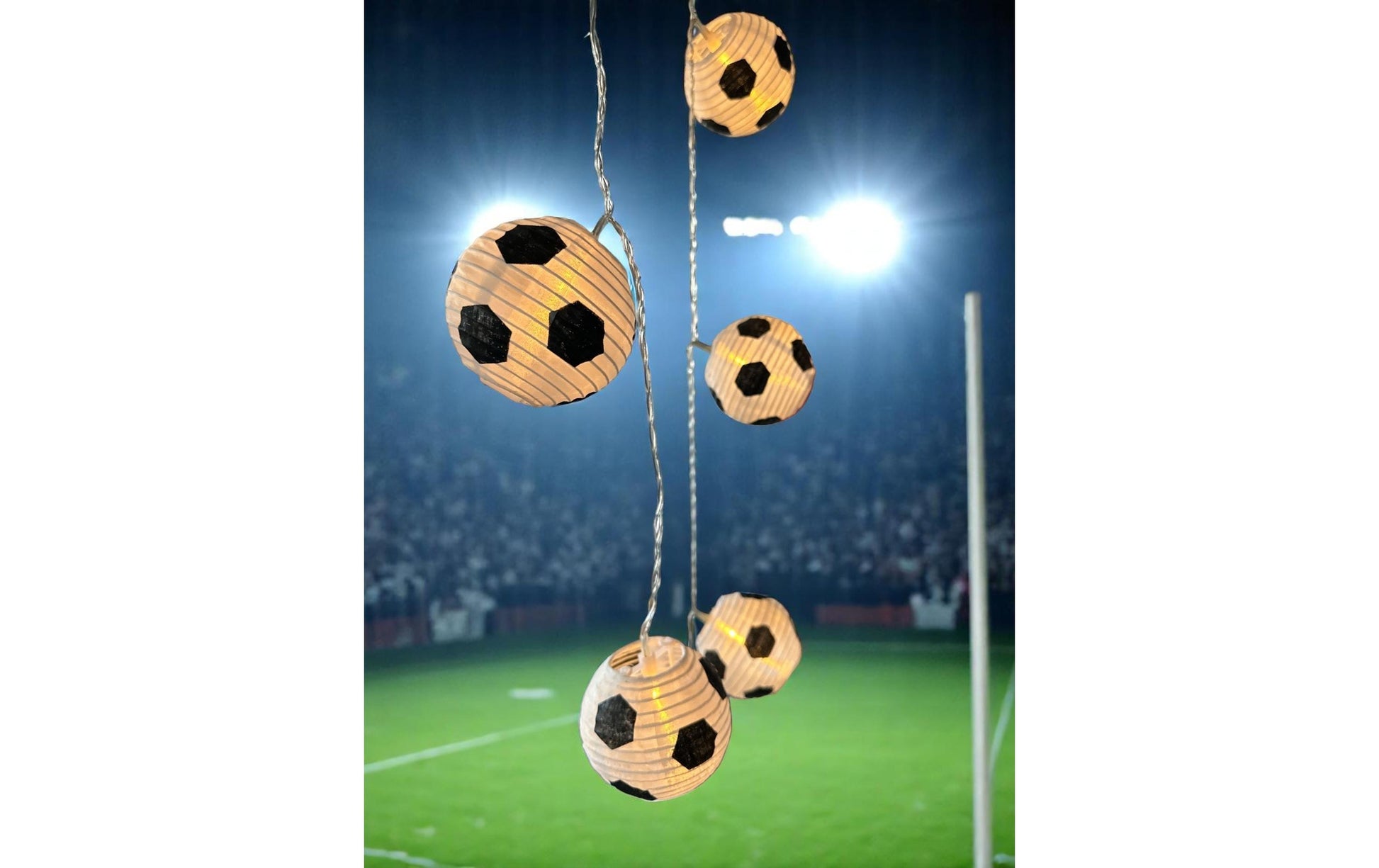 Dameco Lichterkette Fussball 6er-Set – 1,8 m – 10 LEDs, Warmweiss – Netzbetrieb – Weiss