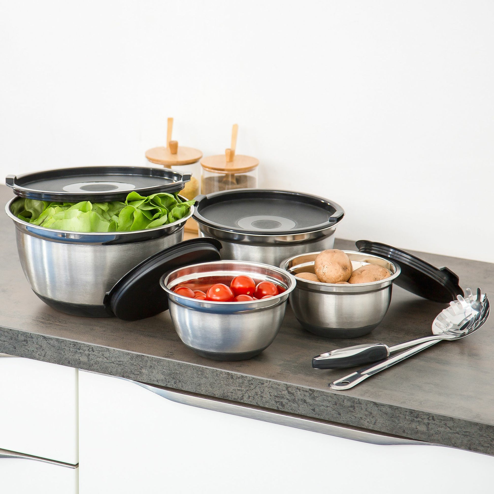 Relaxdays Schüsseln – 4-teiliges Set, 0,8/1/2/3,5 l, Ø 15,5–25,5 cm, Edelstahl, Schwarz/Silber, mit Deckel