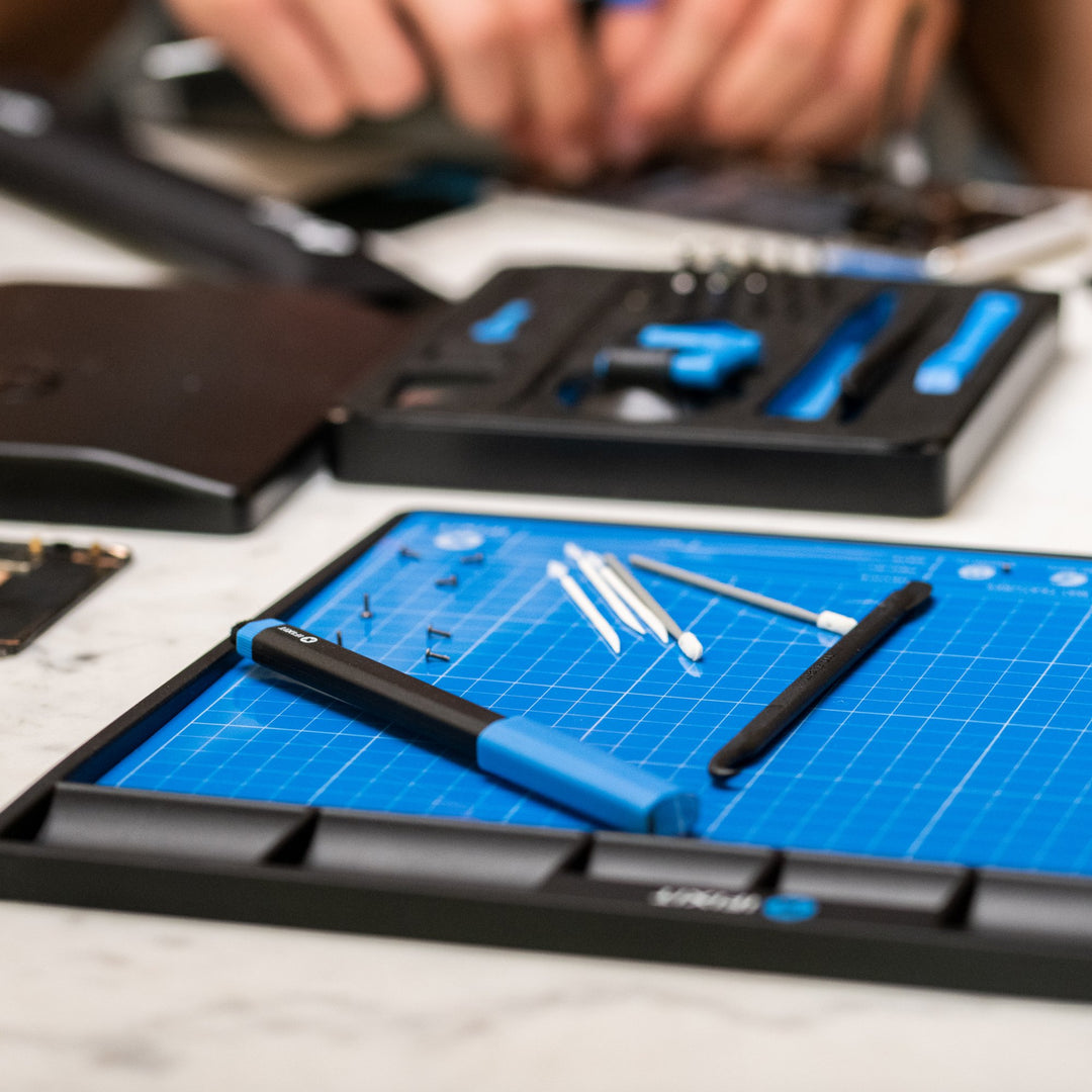 iFixit Magnetmatte – 300 × 250 mm, antistatisch, Bithalter, Stift, schwarz/blau/weiss