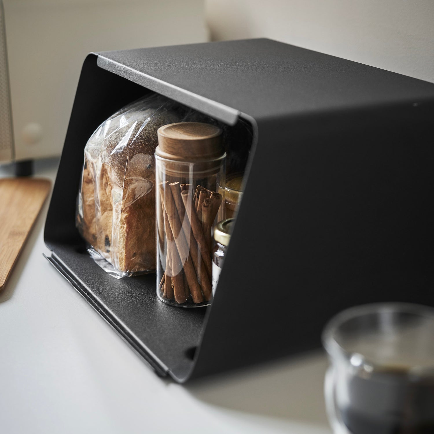 Yamazaki TOWER – Brotkasten 12,5 l, 31,5 × 24,5 × 18,5 cm, Edelstahl/Bambus, Schwarz, inkl. Schneidebrett